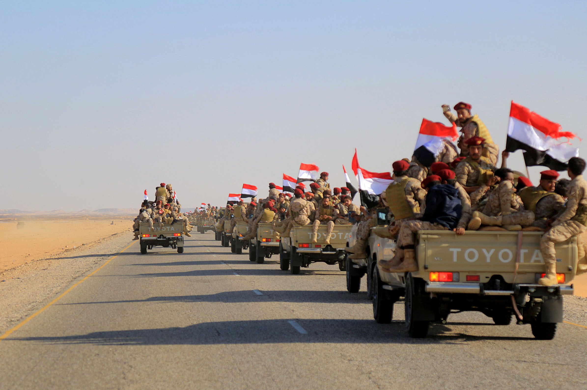 Des renforts de l'armée yéménite arrivent pour rejoindre les combattants fidèles au gouvernement yéménite, sur le front sud de Marib, le 16 novembre 2021.