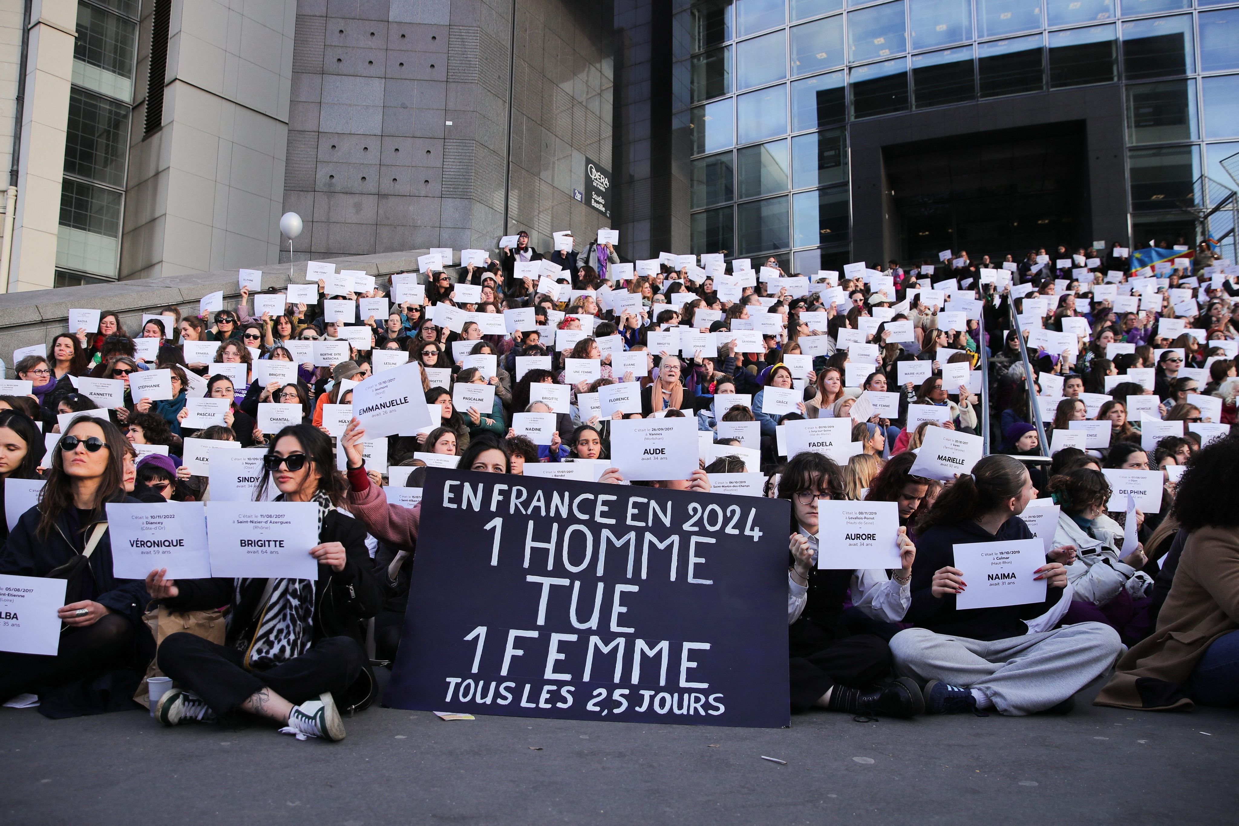 Le 8 mars 2024 à Paris, des militantes ont brandi les noms de plus de 900 victimes en rappelant qu’en France, une femme est tuée tous les deux jours et demi.