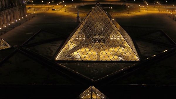 Le Musée du Louvre, cambriolé en plein jour dans la matinée du dimanche 19 octobre, n'est pas le seul musée en France a avoir subi des braquages. En septembre 2025, le Muséum d'histoire naturelle de Paris s'est vu volé six kilos d'or. Comment expliquer que les musées intéressent autant les braqueurs ?