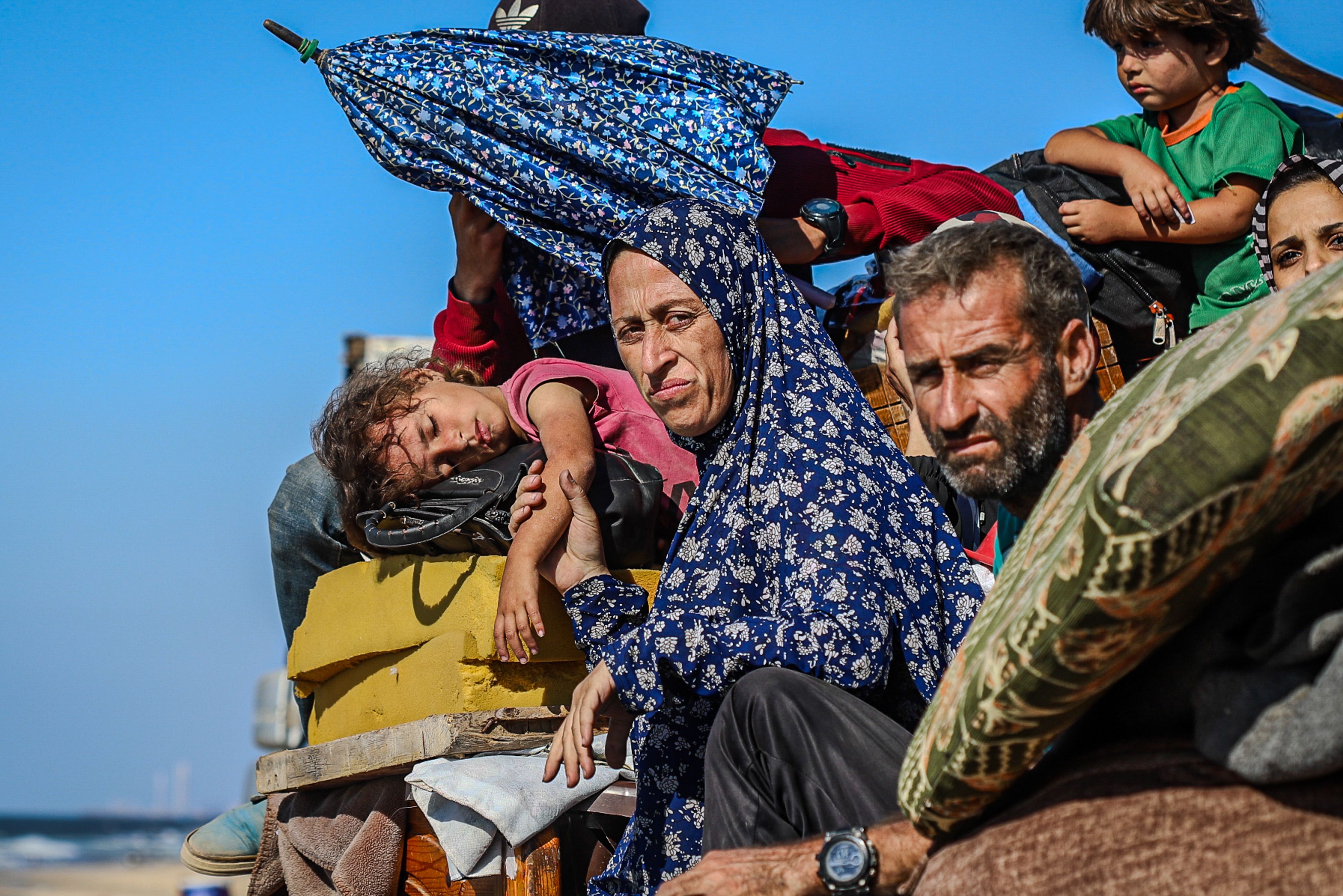 Les Palestiniens fuient le nord de Gaza vers le sud de Gaza après l'intensification des attaques israéliennes et des ordres d'évacuation le 16 septembre 2025