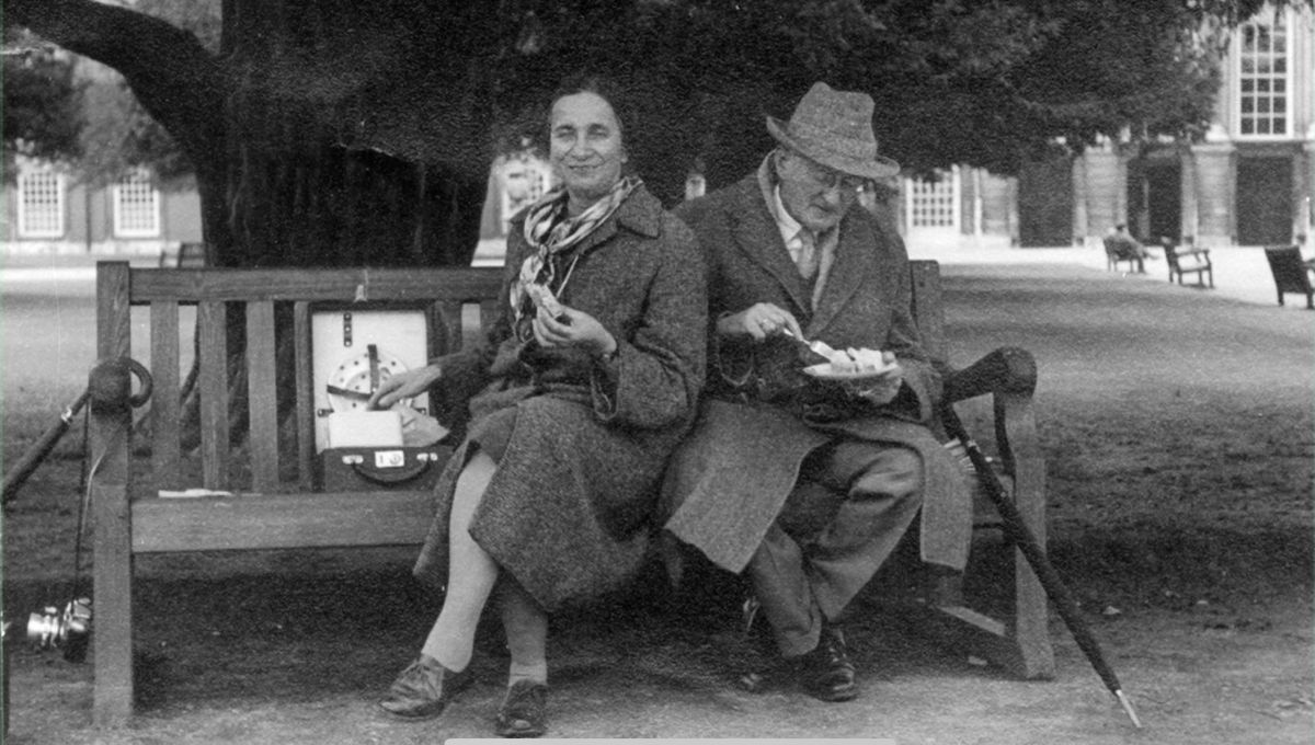 Nikolaus and Lola Pevsner, Hampton Court, in the gardens by Wren’s East front, probably c. 1960, dans Pevsner’s Architectural Glossary, Londres, Yale University Press, 2010 - © Yale University Press London/Pevsner Architectural Guides