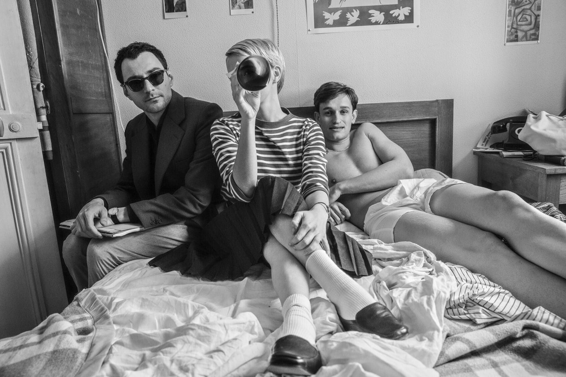 Les acteurs Guillaume Marbeck, Zoey Deutsch et Aubry Dullin dans le film "Nouvelle Vague" de Richard Linklater