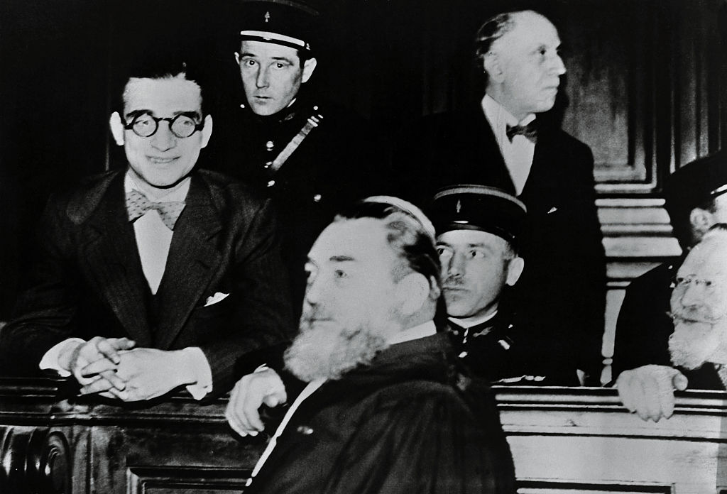  Alexandre Stavisky à son procès avec son secrétaire confidentiel Gilbert Romgins et son avocat Maitre Zevals. Archive