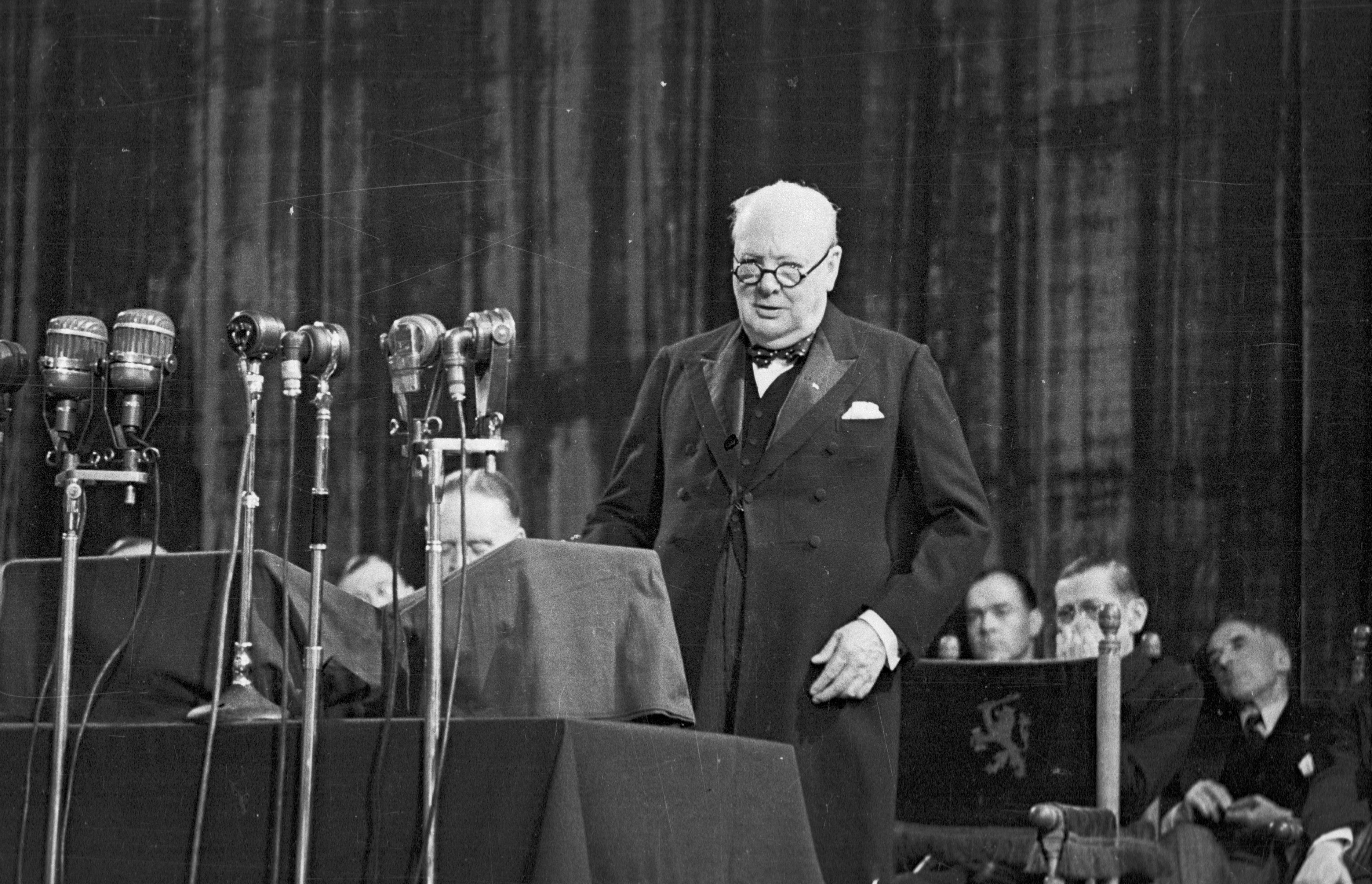 Discours de La Haye 29 mai 1948 : l'ancien Premier ministre britannique Winston Churchill (1874 - 1965), s'adressant au Congrès de l'Europe, réuni à La Haye