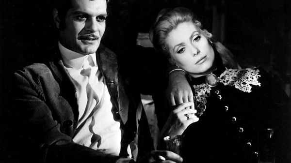 L'archiduc Rodolphe d'Autriche, joué par Omar Sharif, et sa maîtresse Marie Vetsera, interprétée par Catherine Deneuve, dans le film "Mayerling" sorti en 1968.