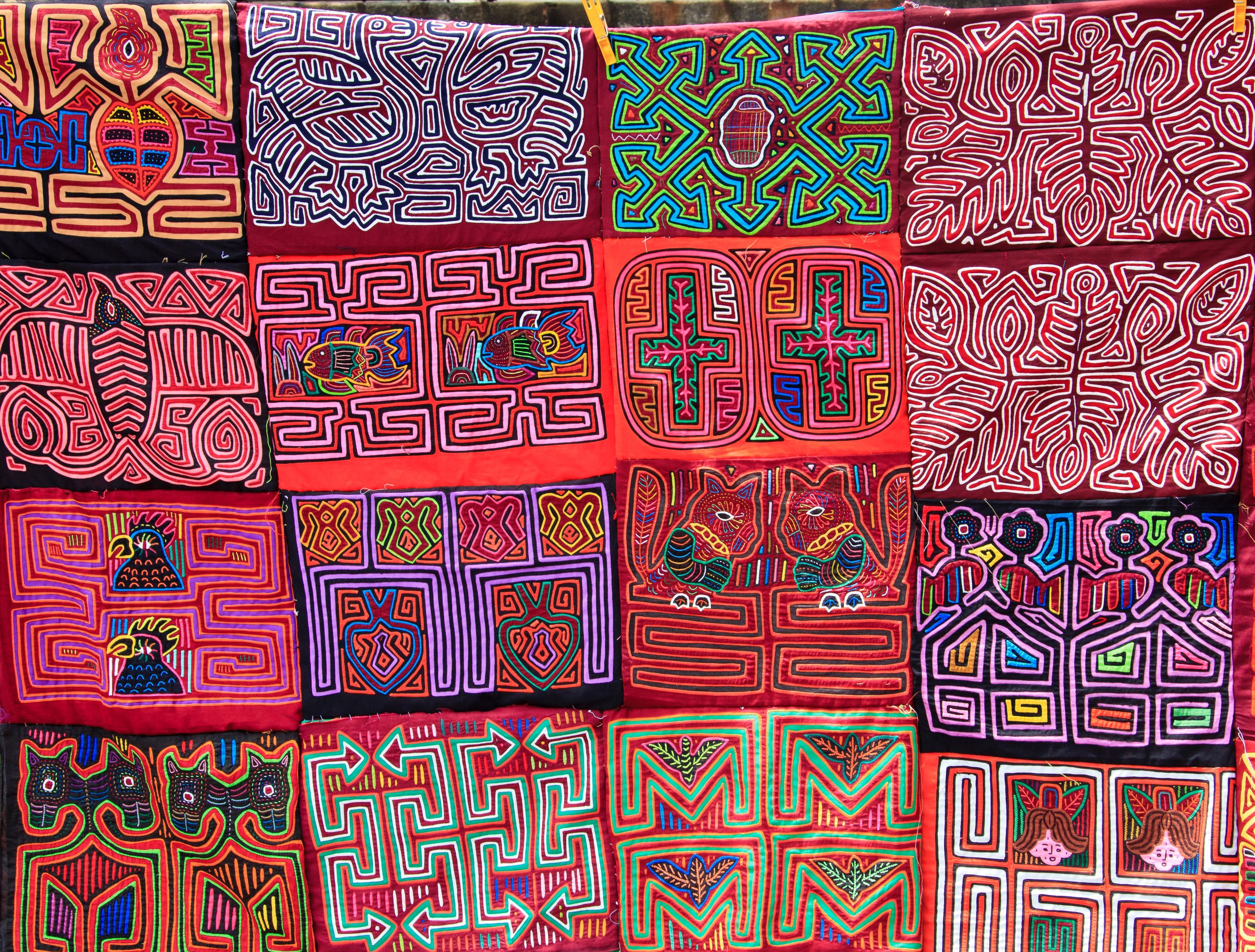 Des molas, tissus traditionnels confectionnés par les femmes Kunas du Panama, archipel de San Blas, en 2012.