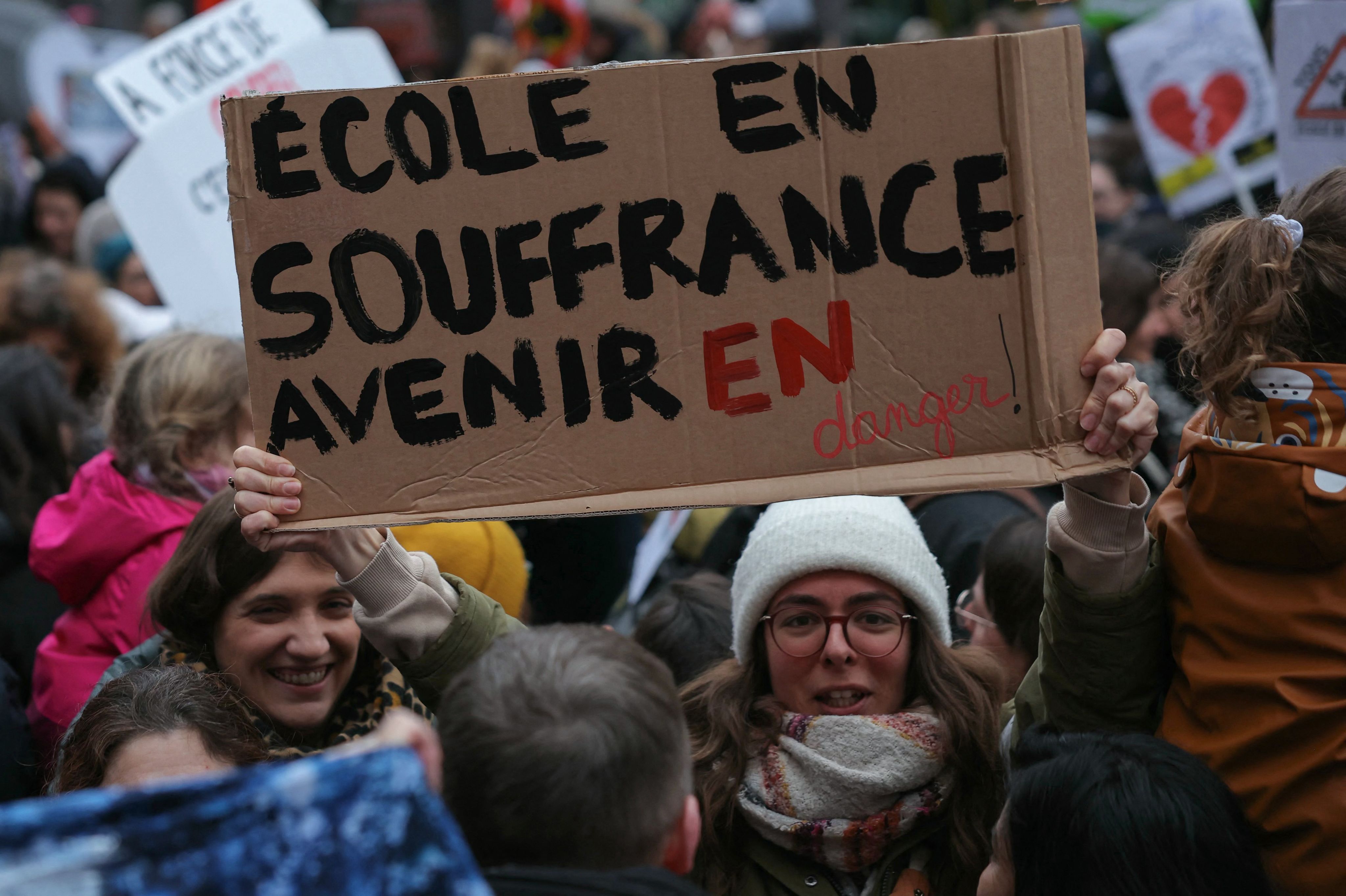 Manifestation d'enseignants d'écoles maternelles et primaires, à Paris, le 11 février 2025 pour protester contre la fermeture de classes