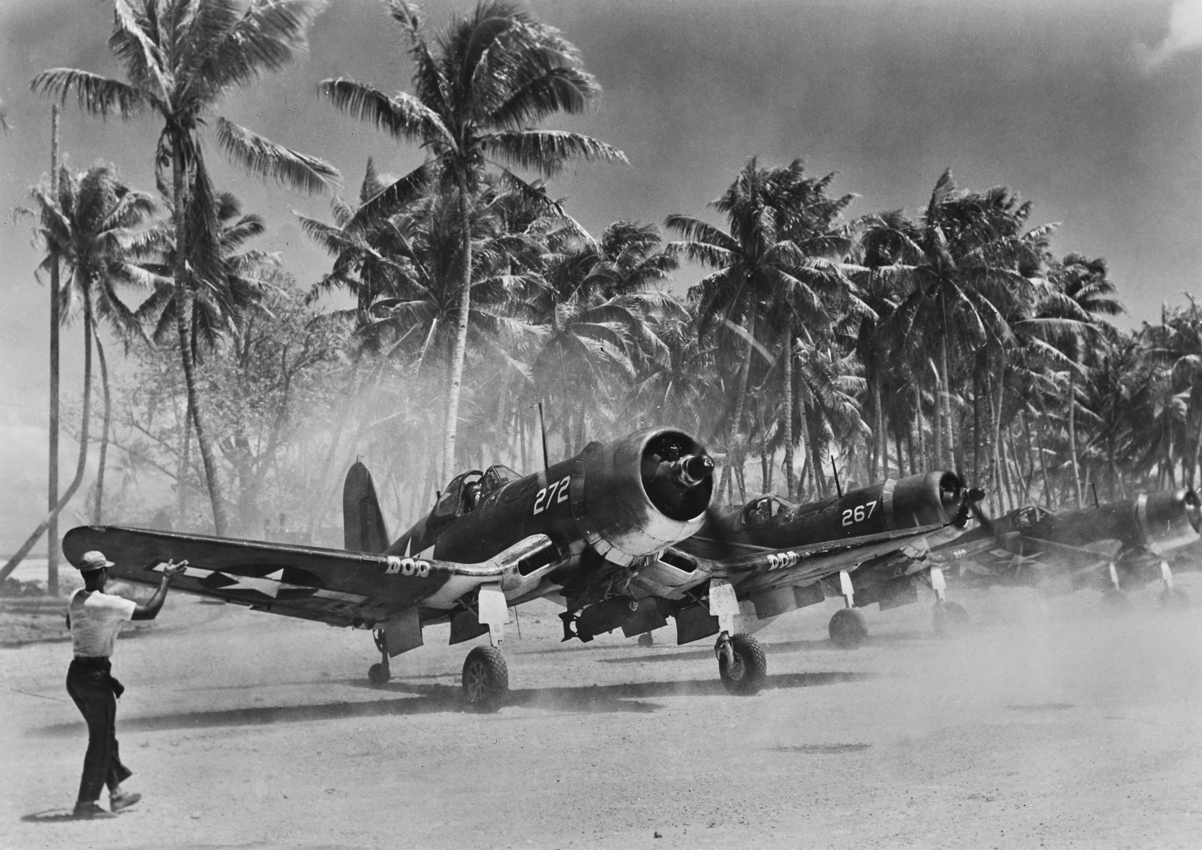 Un bombardier états-unien s'apprête à décoller de la base aérienne de l'atoll de Majuro dans les îles Marshall, en septembre 1944.