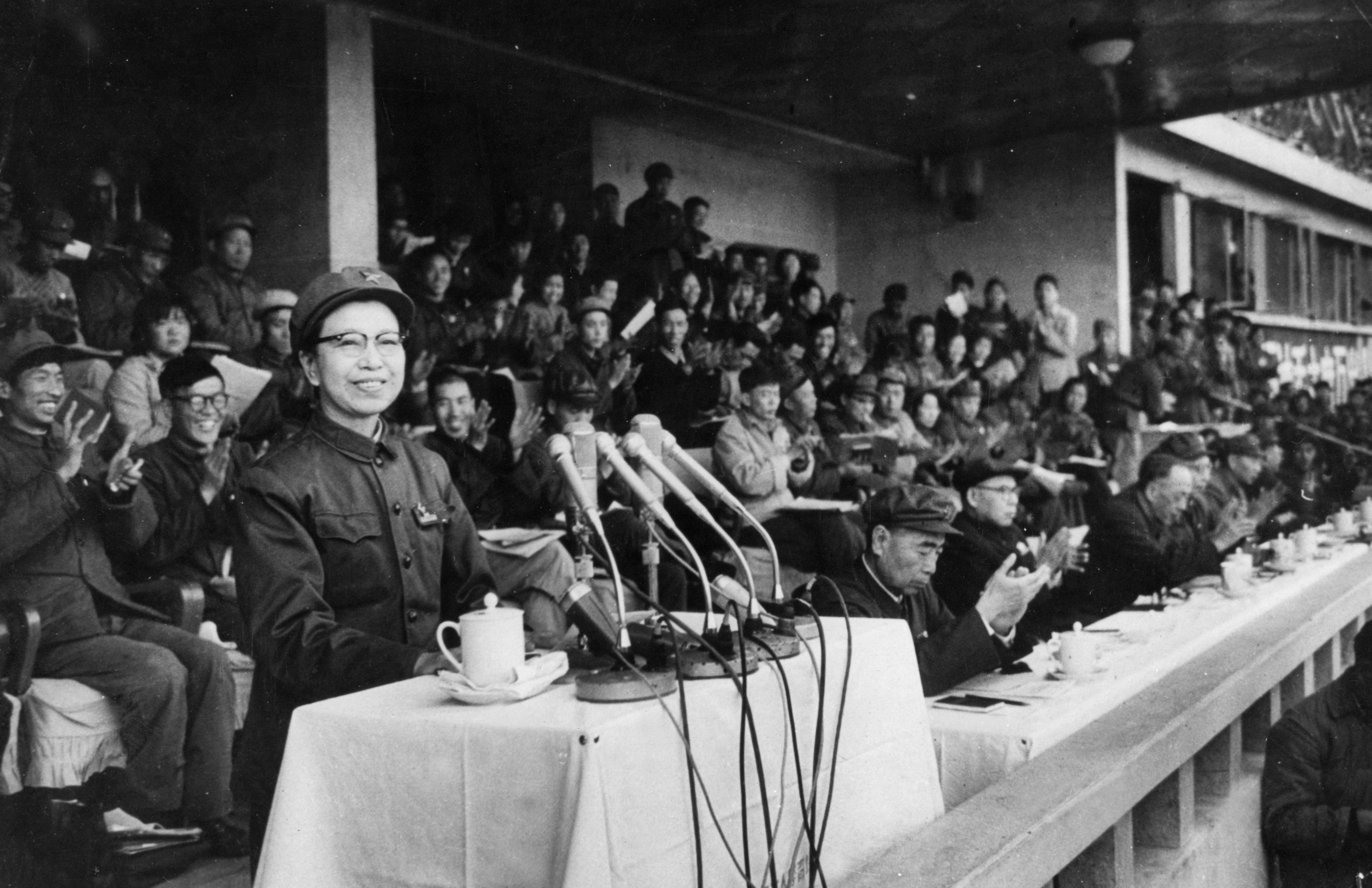 Jiang Qing s'adressant aux gardes rouges, le 19 mars 1969.