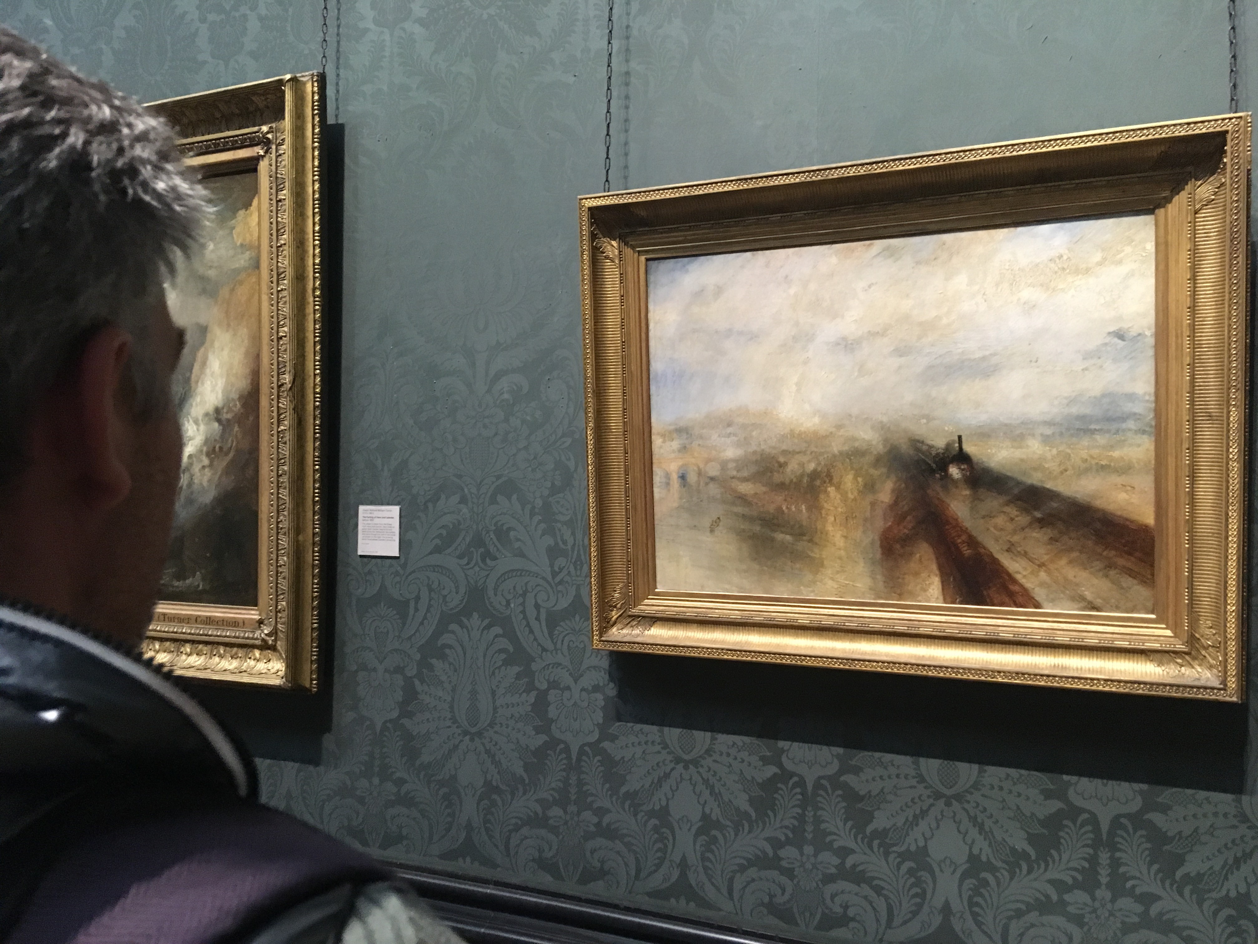 Tanguy Viel à la National Gallery (Londres) devant "Pluie, Vapeur et Vitesse - Le Grand Chemin de fer de l'Ouest" de Turner ("Rain, Steam and Speed - The Great Western Railway")