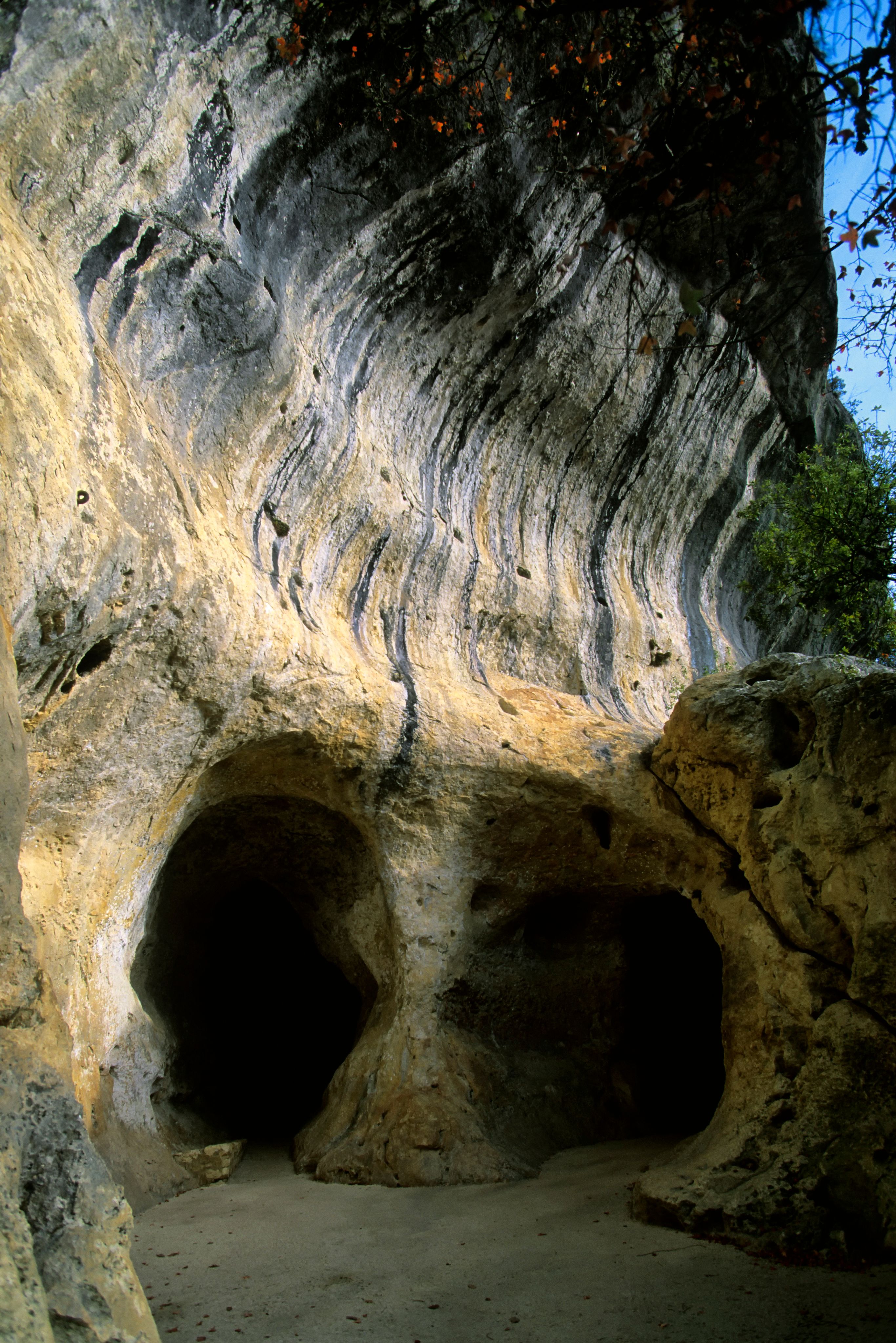 L'entrée de la grotte de Font-de-Gaume aux Eyzies en Dordogne