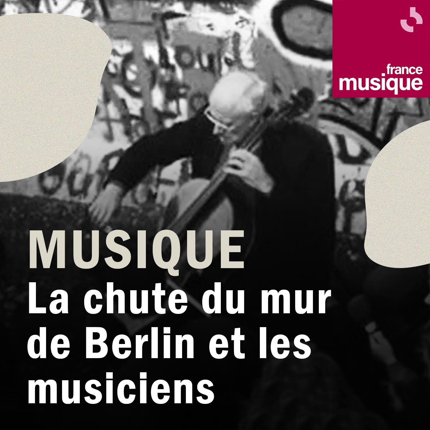 Le violoncelliste Mstislav Rostropovitch joue devant le Mur de Berlin
