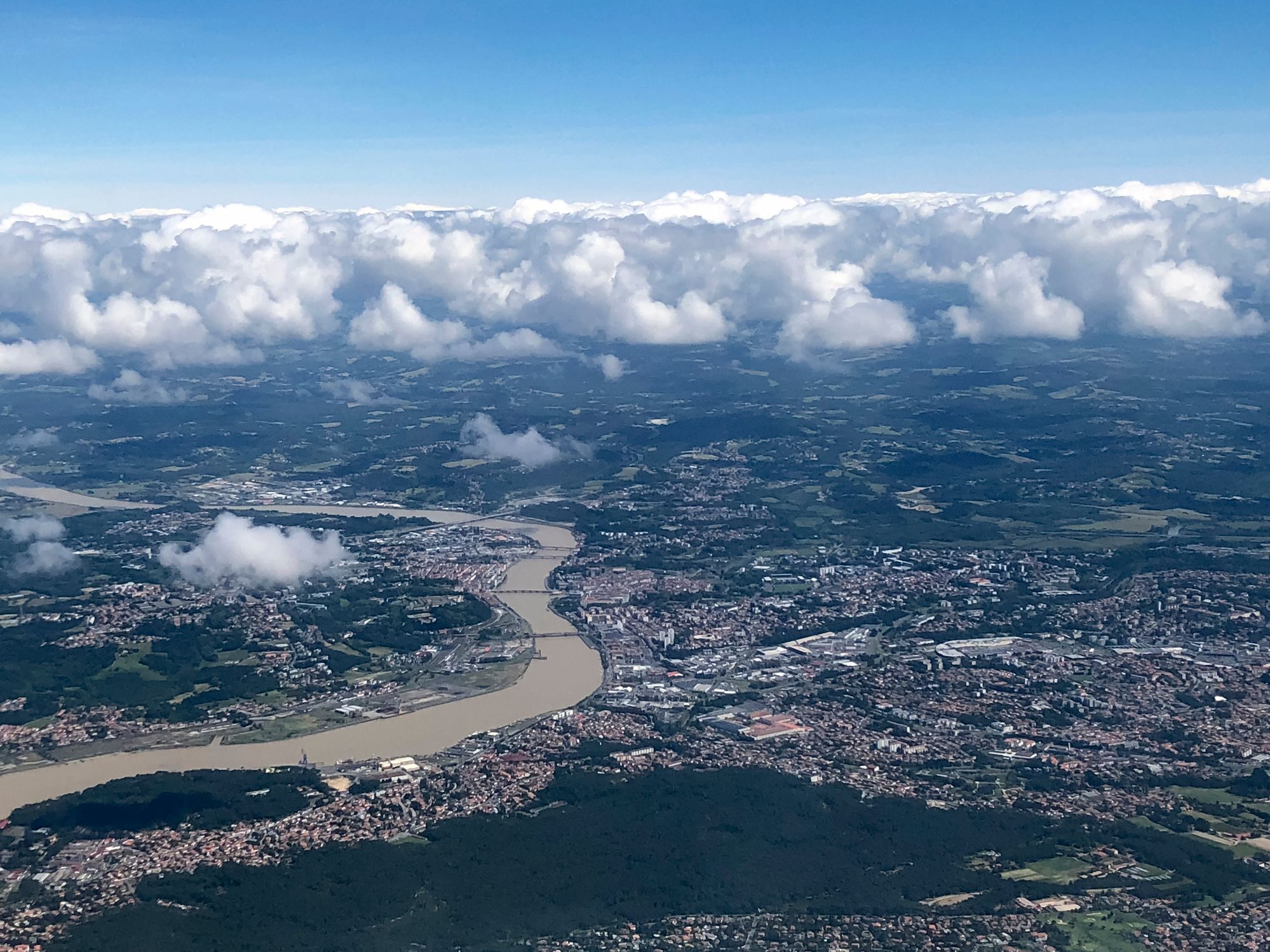 Vue aérienne de l'Adour entre Biarritz et Bayonne.