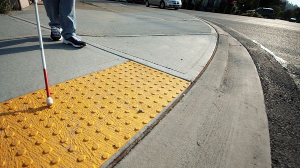 Les pavés tactiles, qu’on appelle au Japon les "tenji blocks", sont de couleur jaune parce que cela rappelle à tous les voyants qu’il faut toujours laisser la place au centre des trottoirs aux non-voyants.(photo d'illustration, le 17 août 2008).