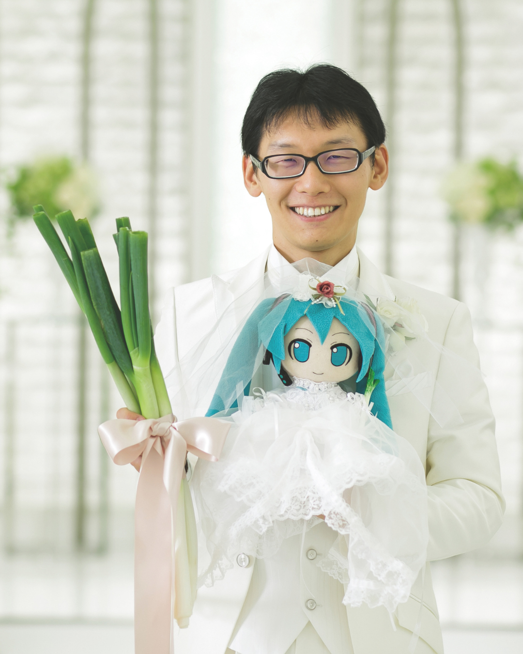 Mariage de Kondō Akihiko avec Hatsune Miku - Photo provenant de l'ouvrage "Les amours artificielles au Japon" d'Agnès Giard paru aux éditions Albin Michel