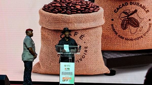 Le président ivoirien Alassane Ouattara intervient devant les producteurs de café et de cacao, à Abidjan le 1er octobre 2025