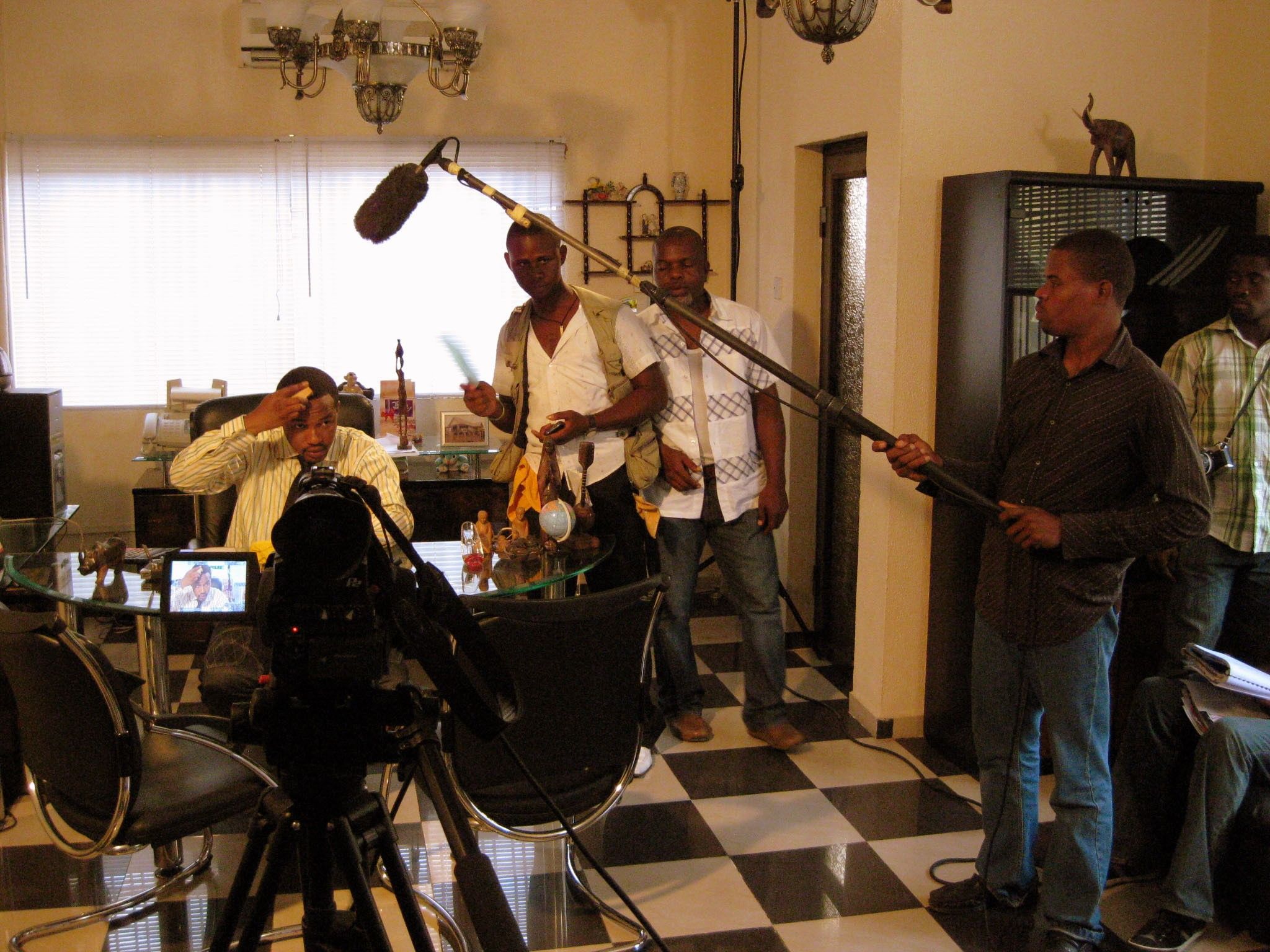 Une équipe de tournage nigériane se prépare à tourner une scène à Lagos, au Nigeria, 26/08/2009