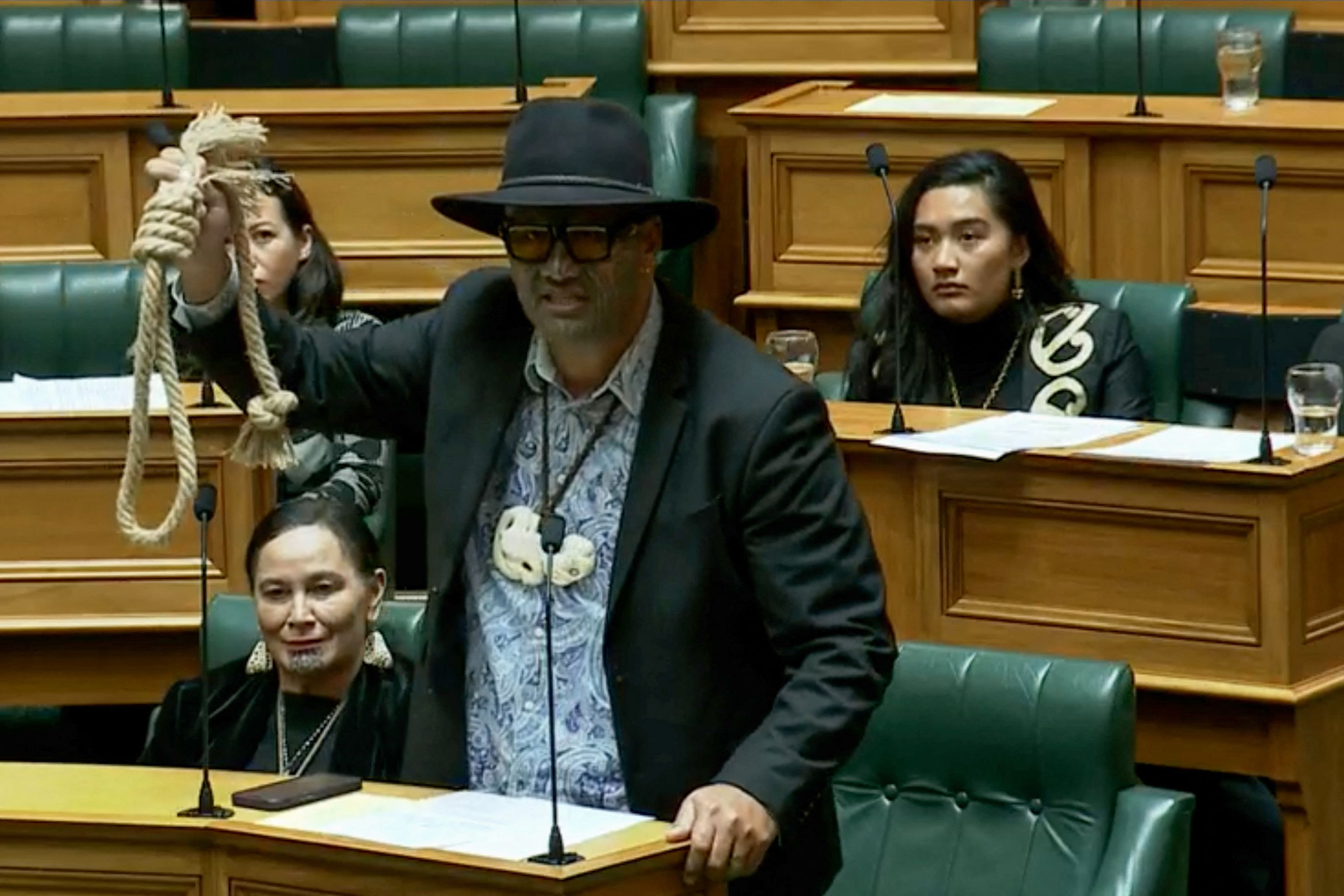 Rawiri Waititi, co-dirigeant du Parti maori, tient dans sa main un nœud coulant lors d'un discours au Parlement le 5 juin 2025.