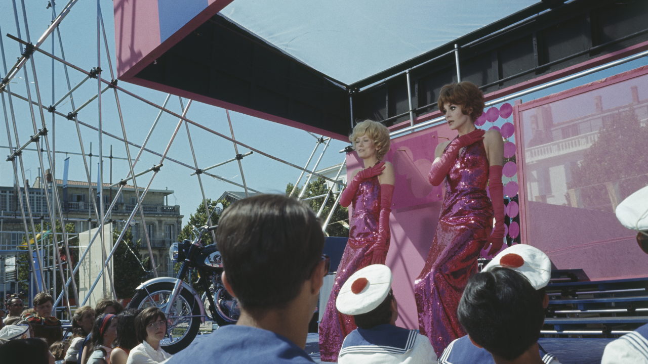 Catherine Deneuve et Francoise Dorleac pour Les Demoiselles de Rochefort en juin 1966