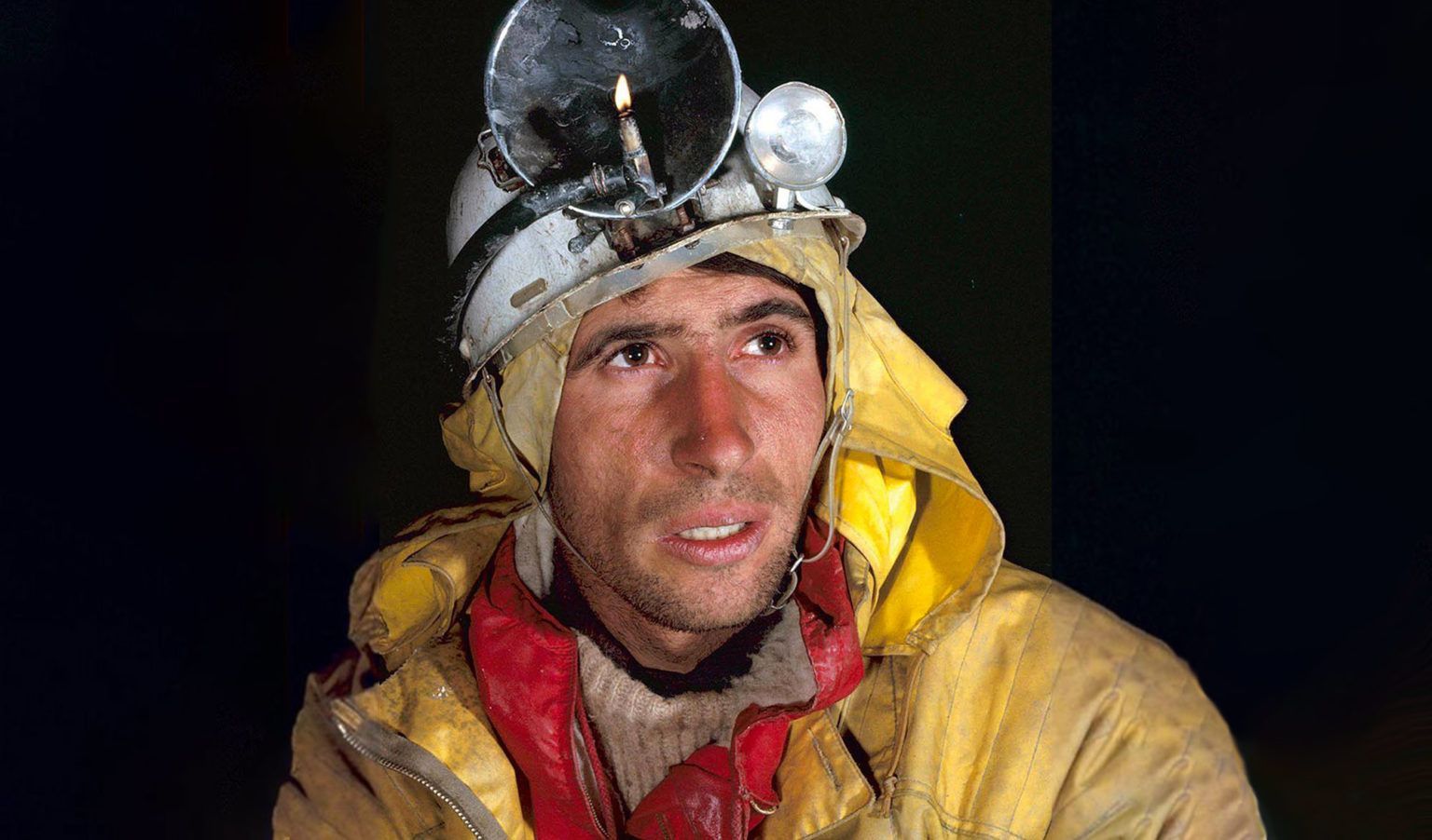 Le 16 juillet 1962 Michel Siffre âgé de 23 ans descend à 130 mètres de profondeur dans le glacier de Scarasson pour une durée de 2 mois.