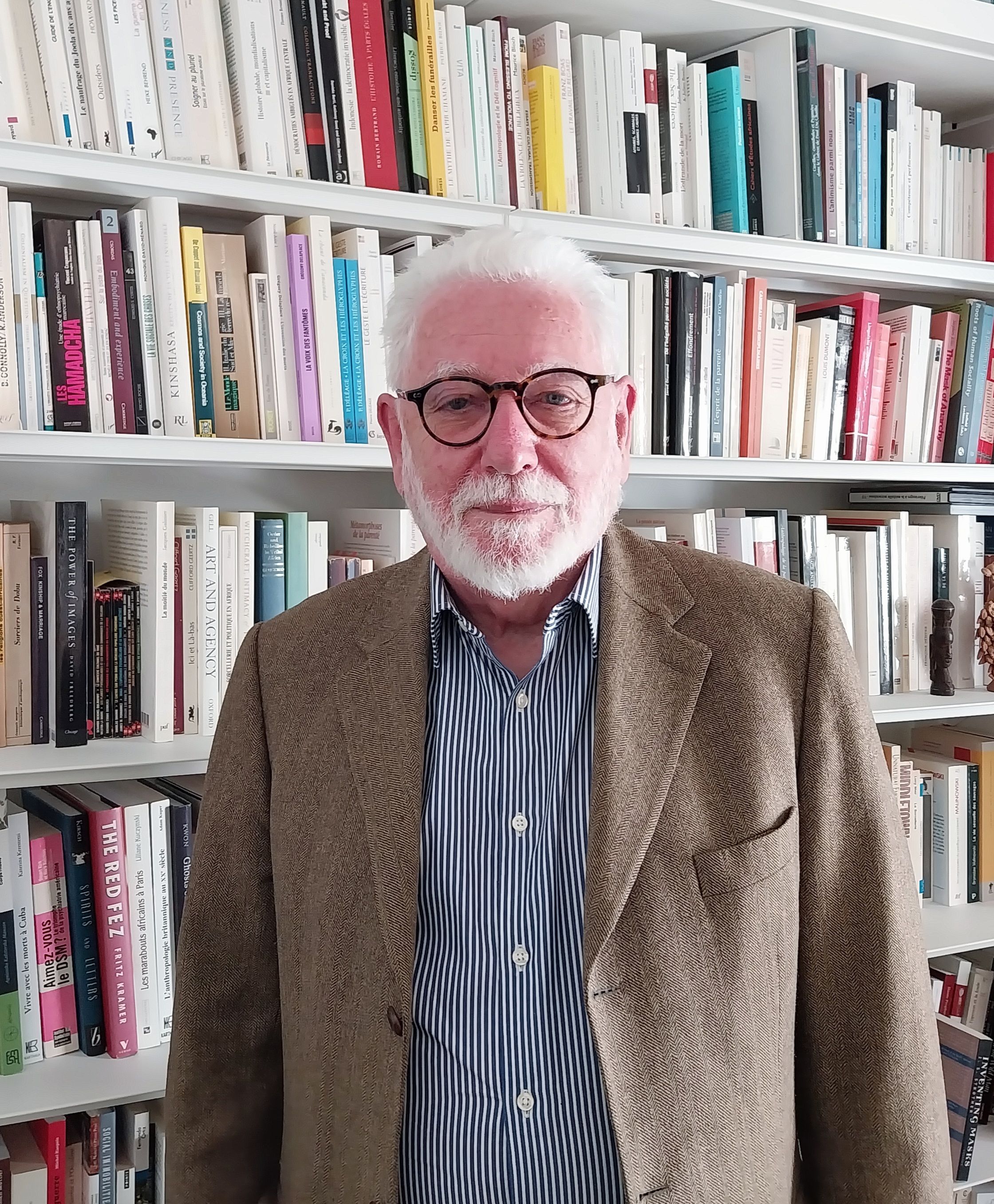 Philippe Descola dans son bureau de l'Institut des Civilisations (avril 2025)