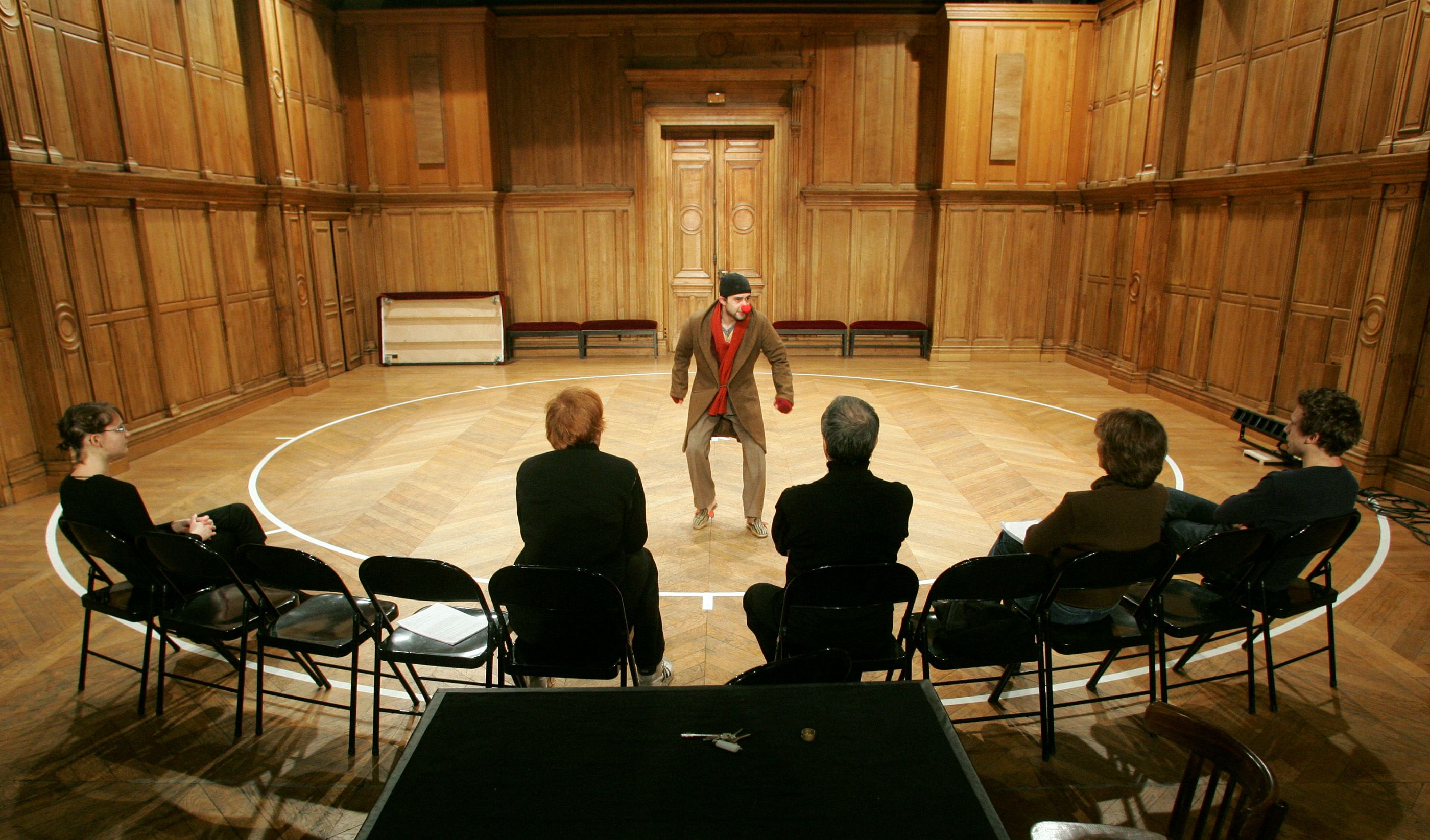 Un élève du Conservatoire d'Art Dramatique de Paris, sous le regard attentif de Mario Gonzales (3e D) et de ses camarades.