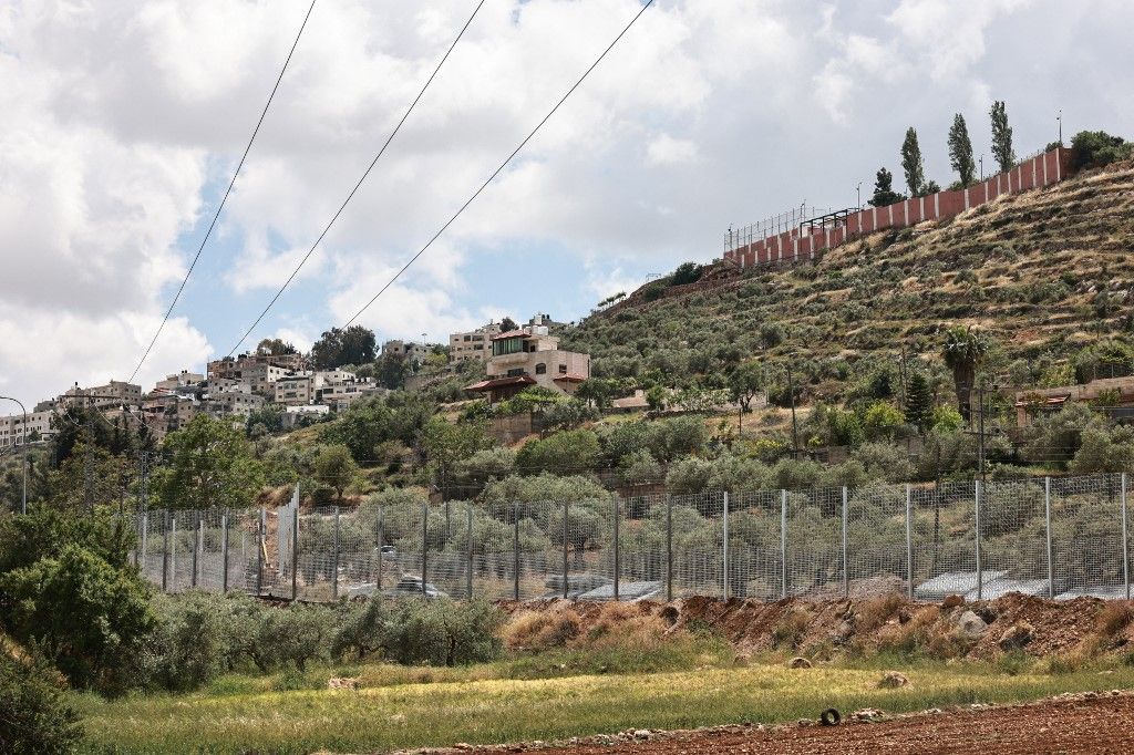 Clôture installée par les forces israéliennes autour du village palestinien de Sinjil, au nord de Ramallah en Cisjordanie, le 5 mai 2025.