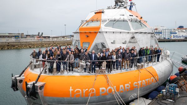 L'équipe de la Fondation Tara Océan à bord de la Tara polar station, le 3 avril 2025 à Lorient, en Bretagne.