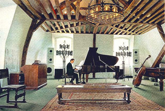Dans les combles de l'aile nord, Michel Magne aménage une salle de musique de 150 mètres carrés pour composer et créer à loisir. Ici, Michel Magne à son piano en 1967 