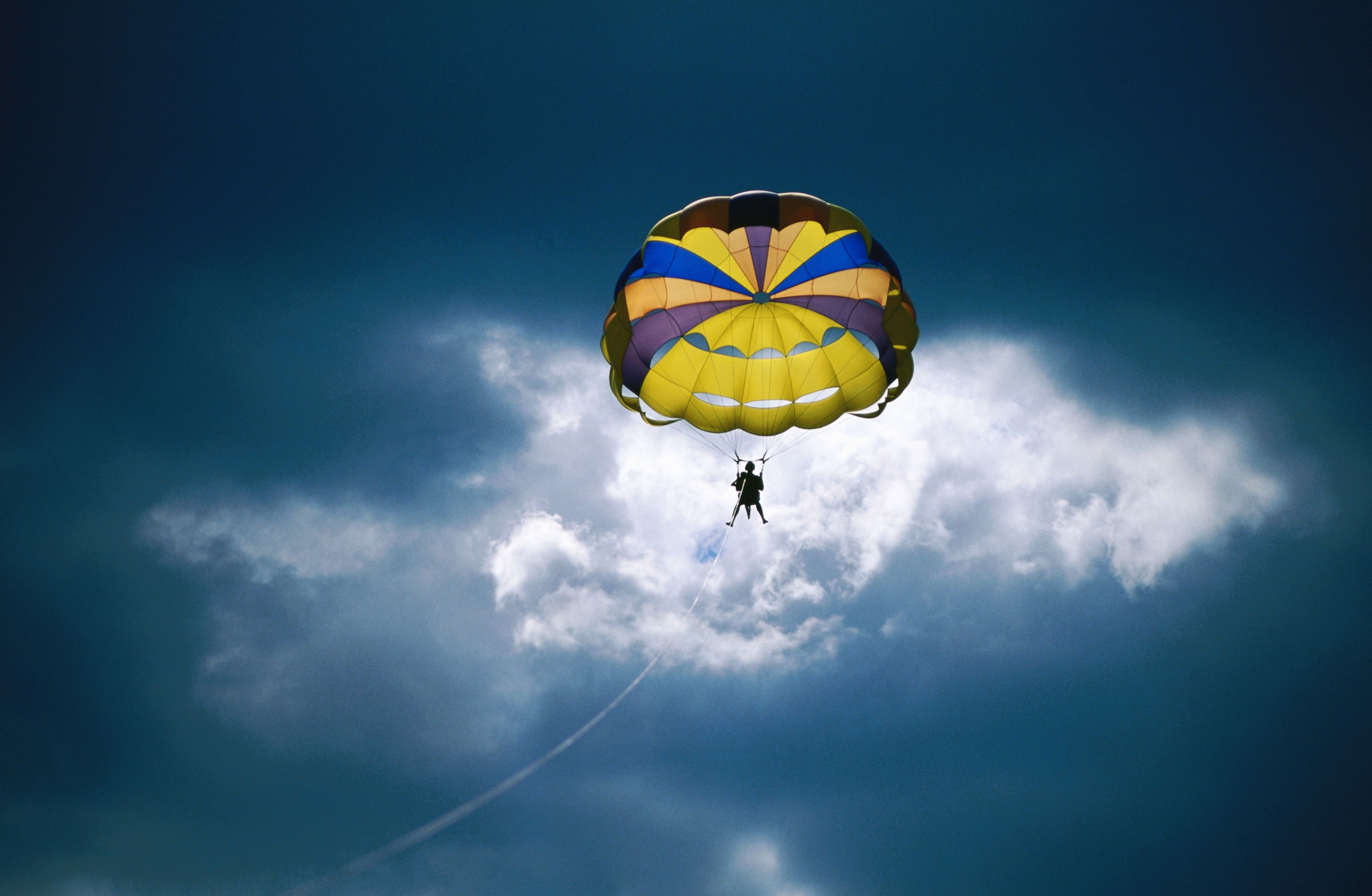 Personne faisant du parachute ascensionnel au-dessus du lac Coeur d'Alene, Idaho, États-Unis