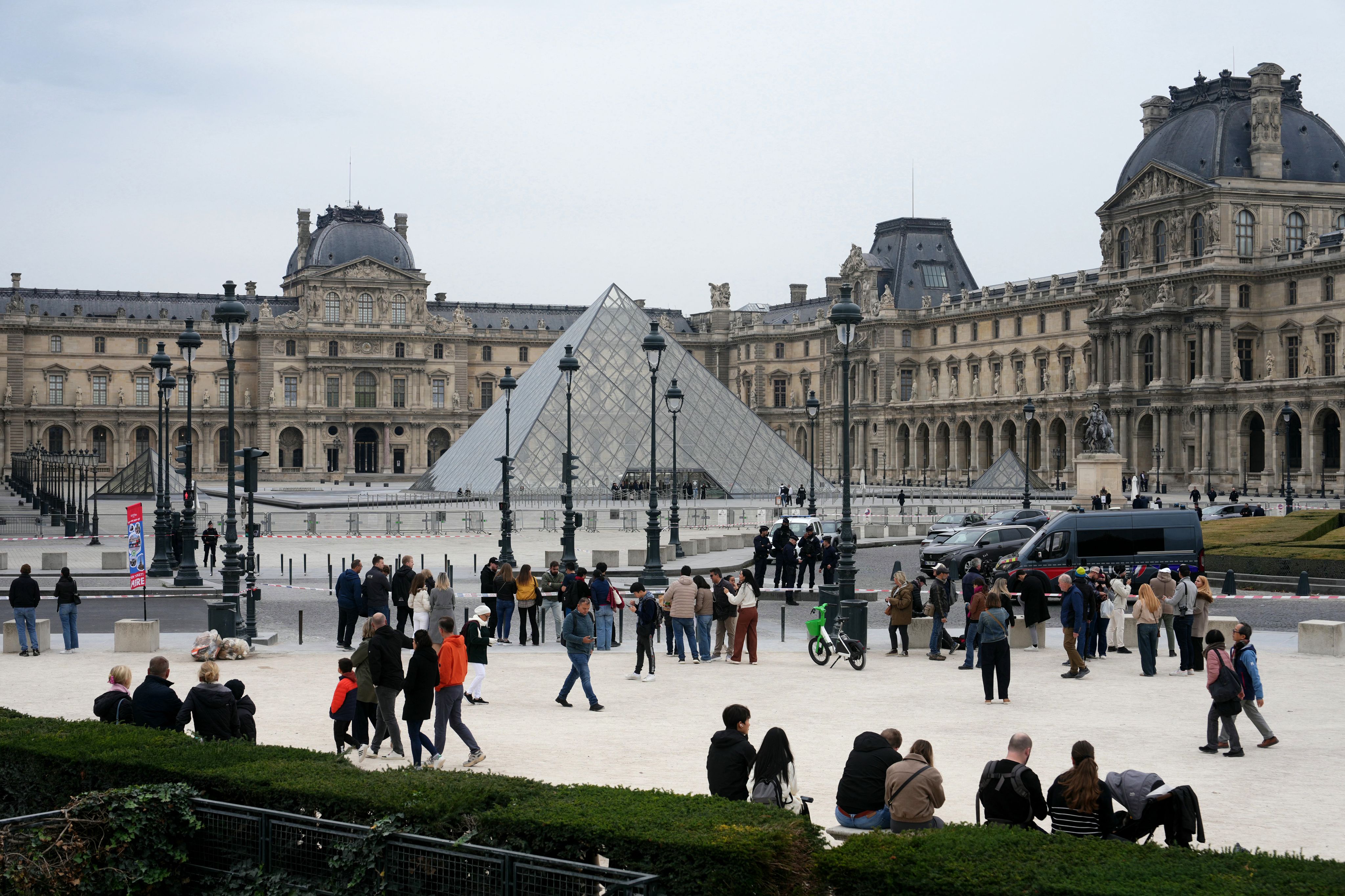 Des passants devant le musée du Louvre le 19 octobre après sa fermeture suite à un braquage