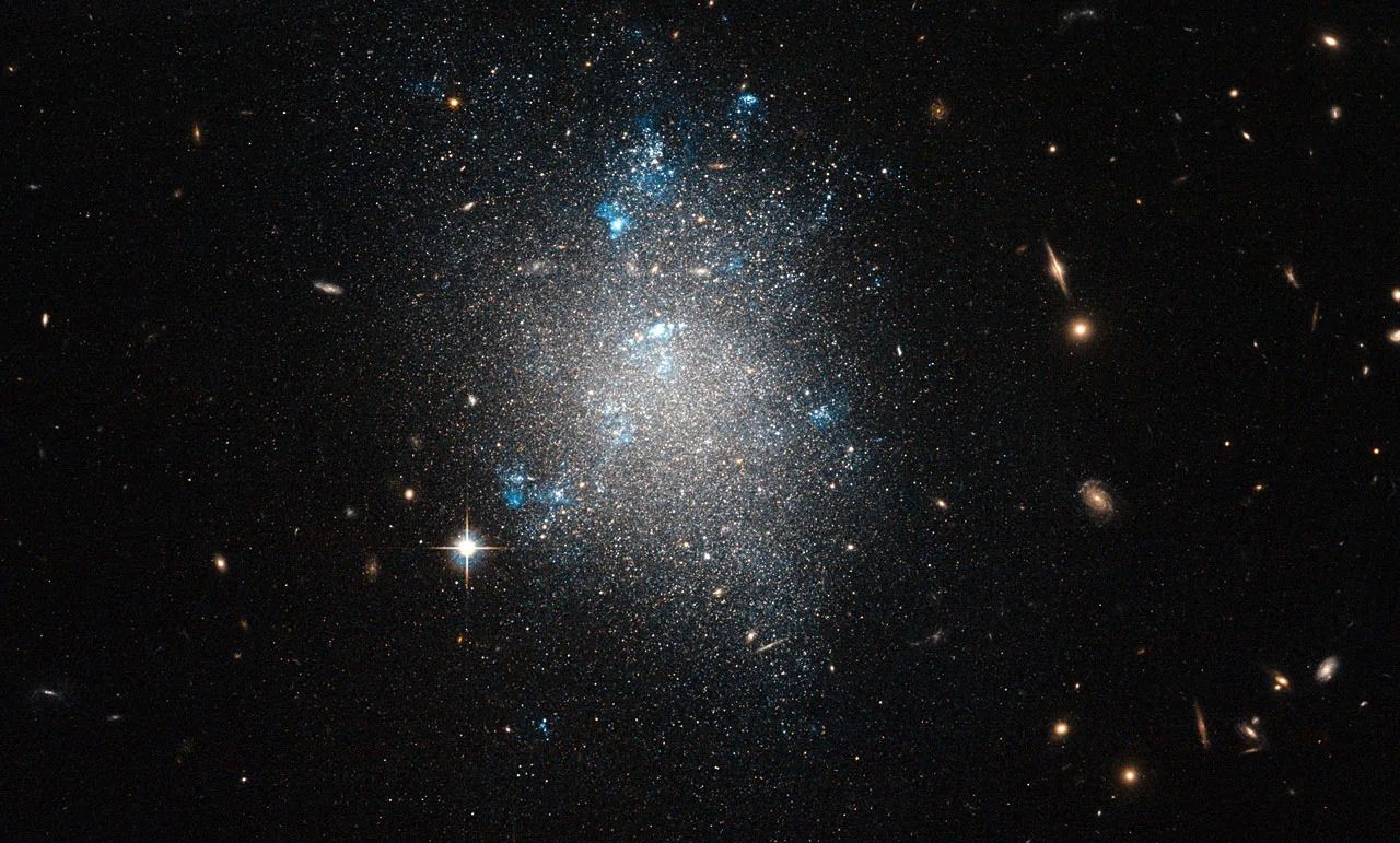 Photographie de NGC 5477, l'une des galaxies naines du groupe Messier 101.