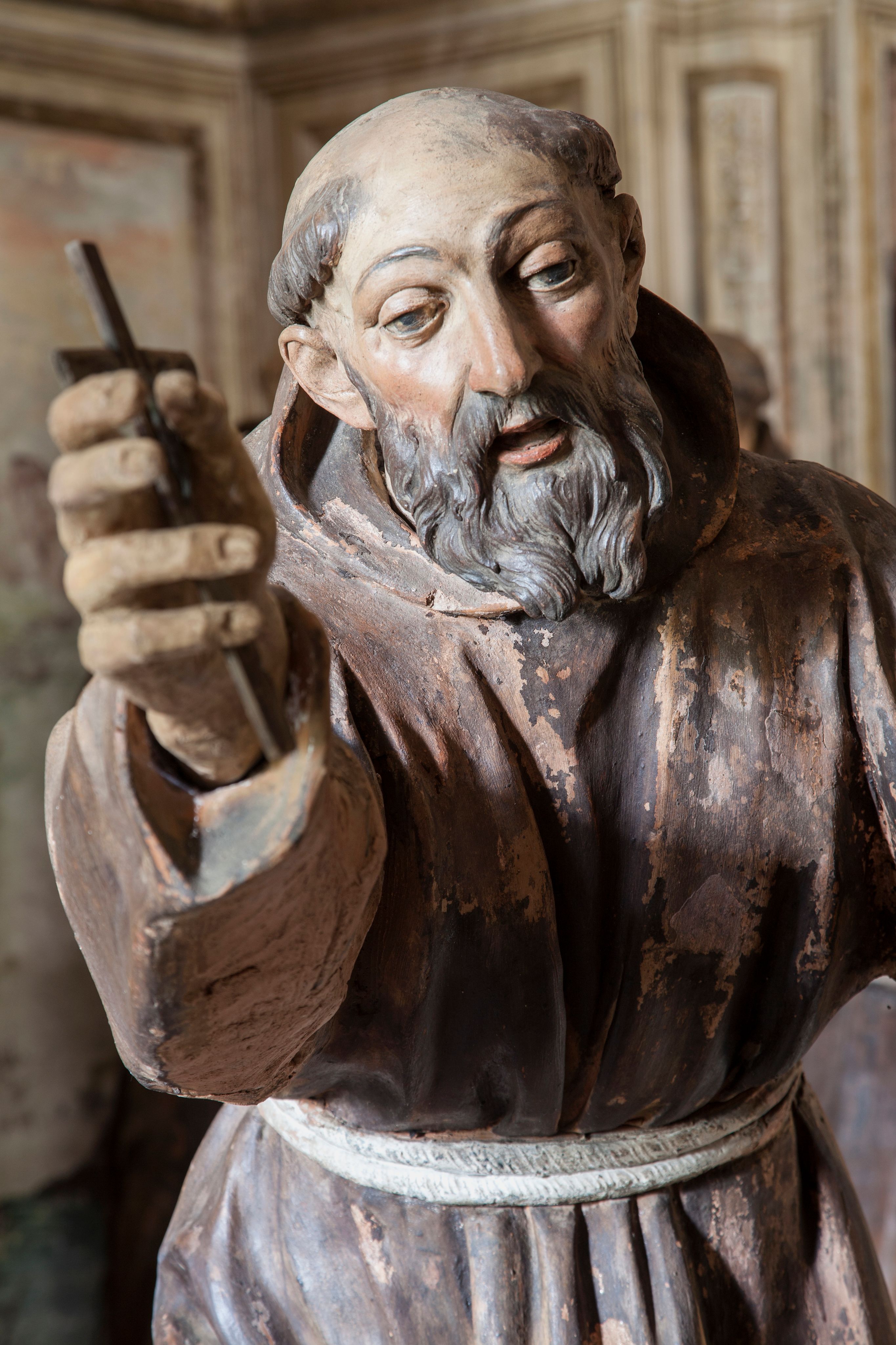 "Exorciste, le miracle de la femme possédée" (1662), détail de Saint François envoyant ses frères prêcher. Statue de Dionigi Bussola au Sacro Monte di Orta