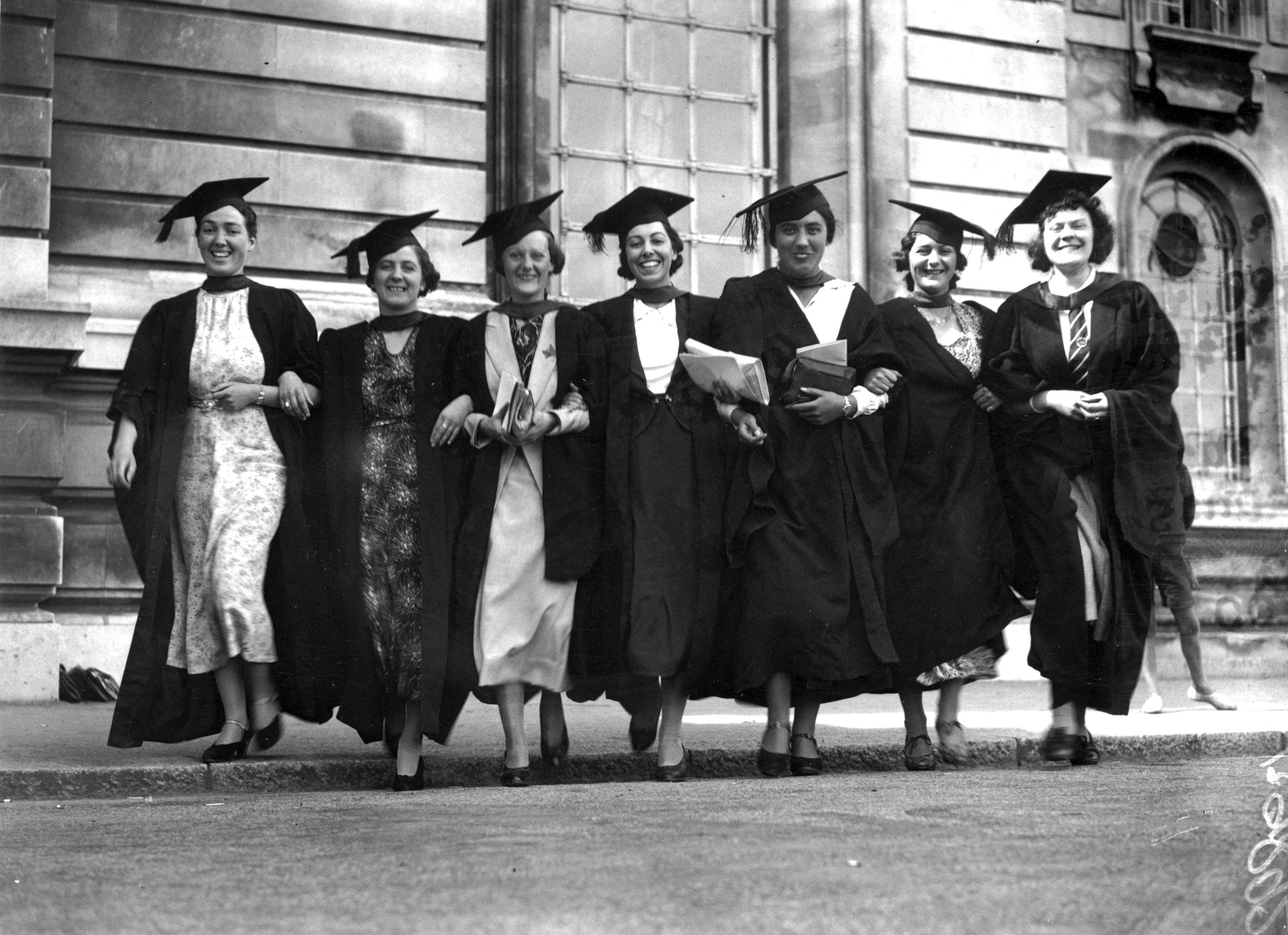Des femmes diplômées de l'université de Cardiff au Royaume-Uni le 26 juillet 1936.