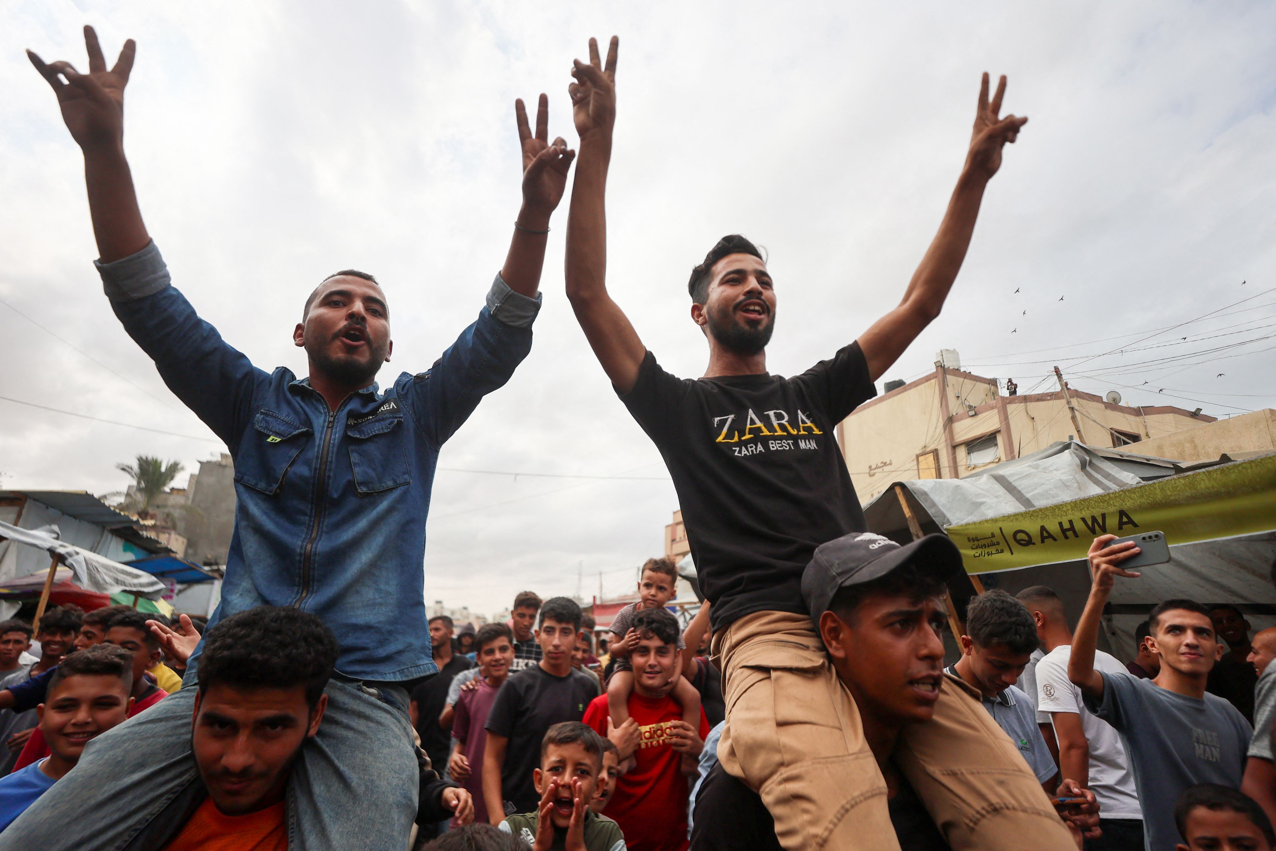 Palestiniens de la bande de Gaza célébrant l’annonce de l’accord de cessez-le-feu conclu en Égypte hier.