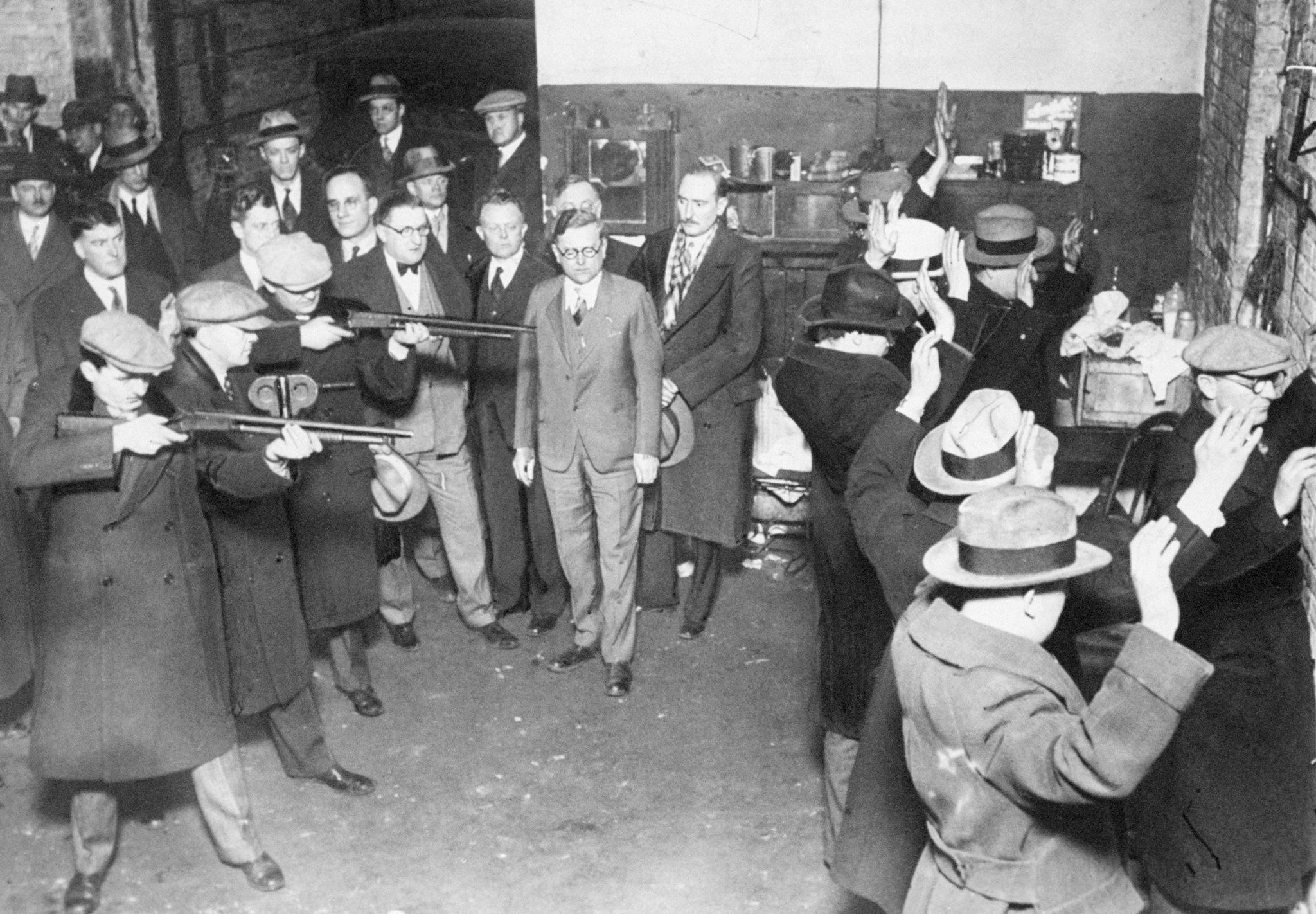 Reconstitution du massacre de la Saint Valentin le 14 février 1929, règlement de compte entre gang italien et irlandais de Chicago