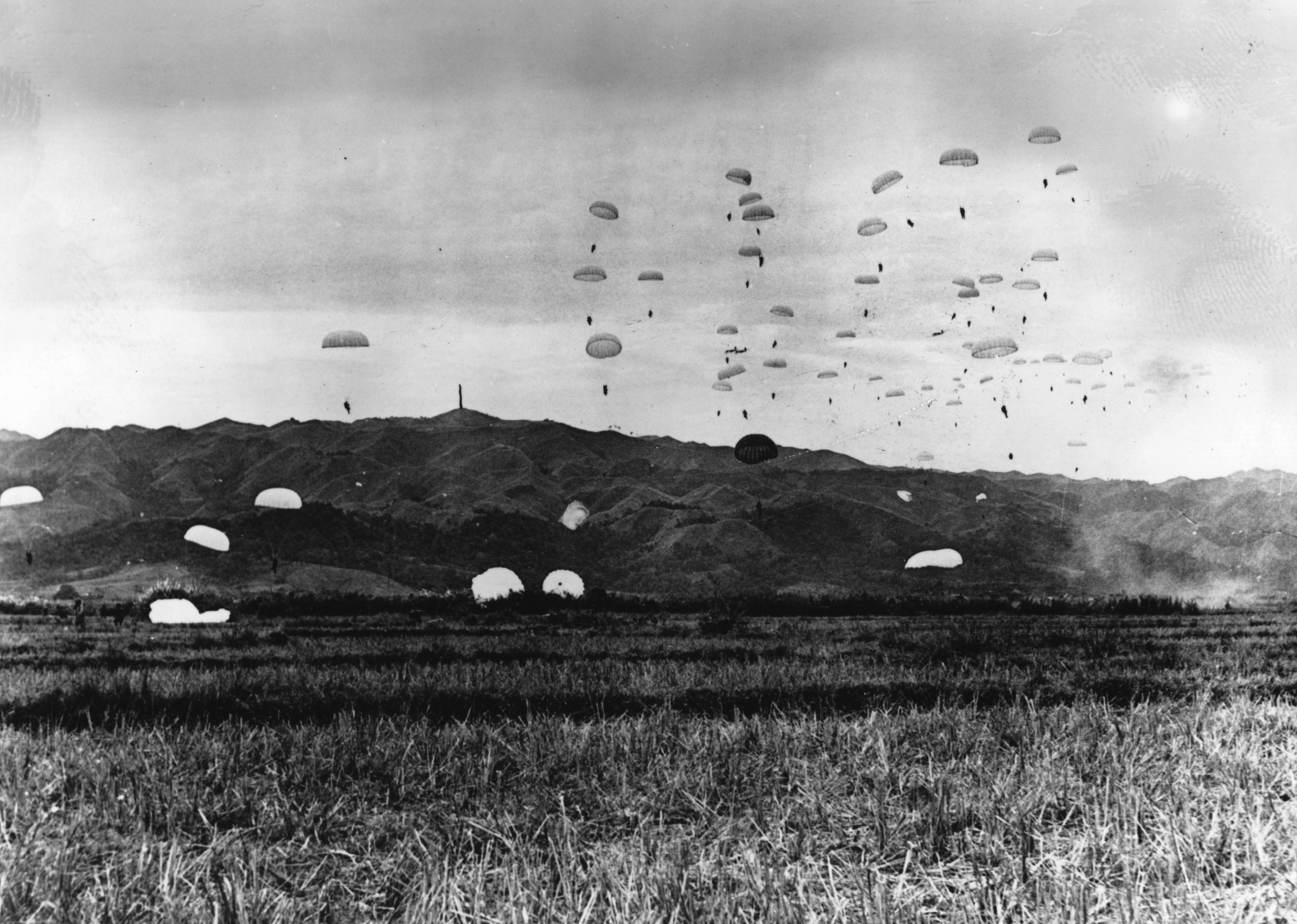Parachutistes français largués au-dessus de Dien Bien Phu, au Viêt Nam, bastion ennemi capturé par les parachutistes.