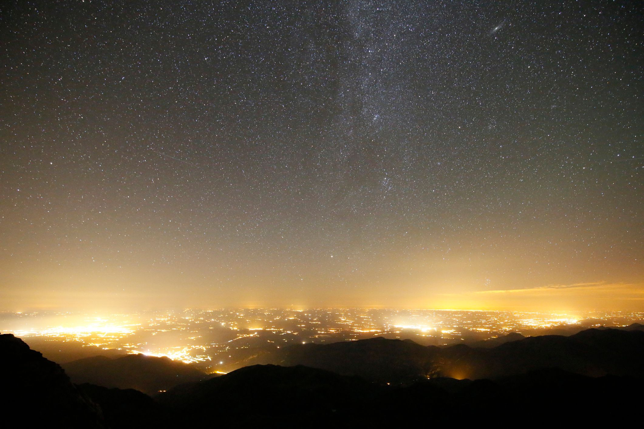 Certaines espèces nocturnes ont tendance à fuir la lumière pour se protéger. De nombreuses espèces de rongeurs, batraciens et chauves-souris se réfugient dans l’obscurité, et peuvent être emprisonnées entre plusieurs zones illuminées. La lumière fragmente le milieu animal. Cet enfermement est susceptible de les empêcher de se nourrir ou de se protéger des prédateurs.