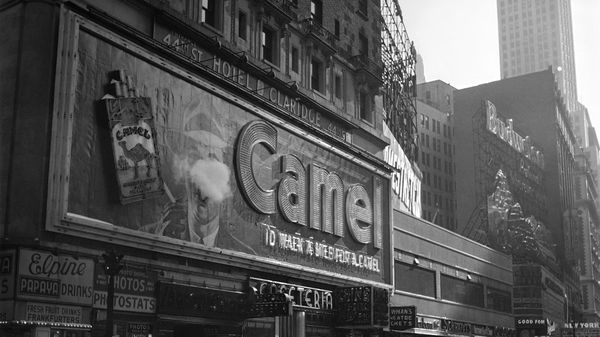 Un panneau publicitaire pour les cigarettes Camel est affiché en février 1947 sur l'hôtel Claridge, à Manhattan, dans la ville de New York aux Etats-Unis.