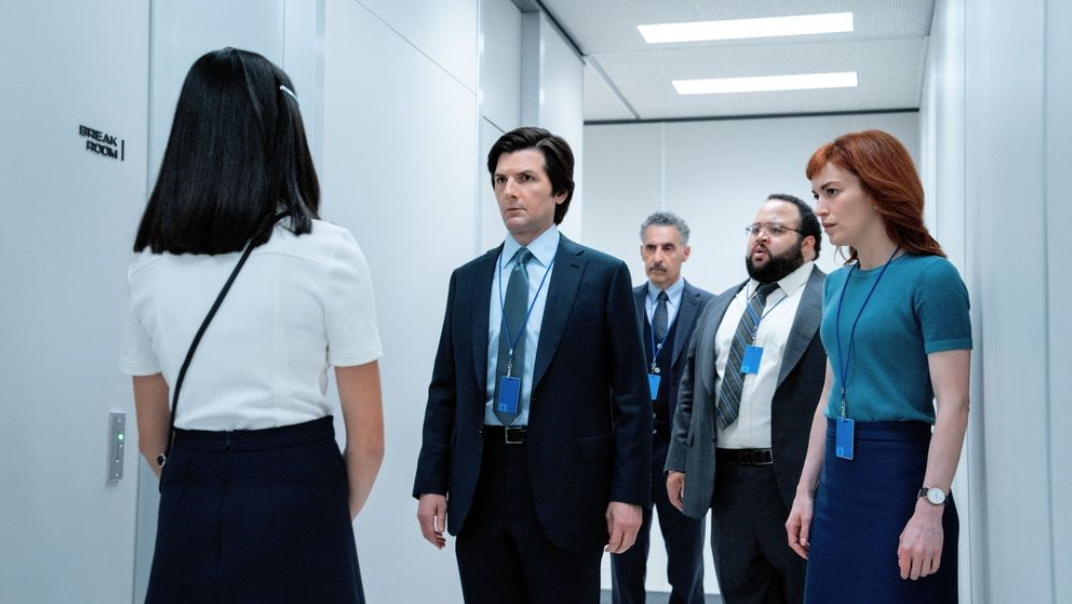 Sarah Bock, Adam Scott, John Turturro, Zach Cherry et Britt Lower dans « Severance »