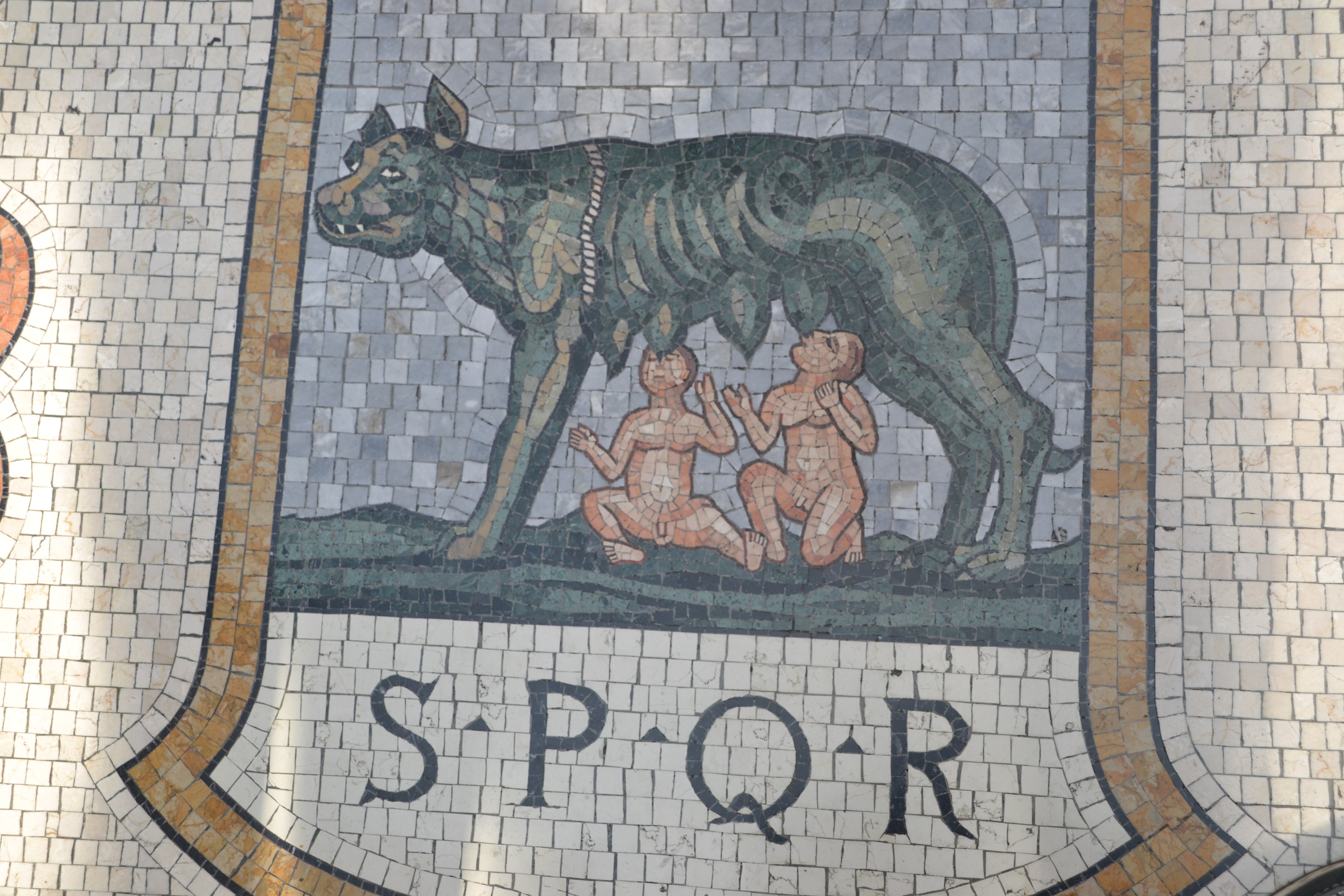Détail  mosaïque  la Louve Capitoline - Galleria Vittorio Emanuele II - Milan