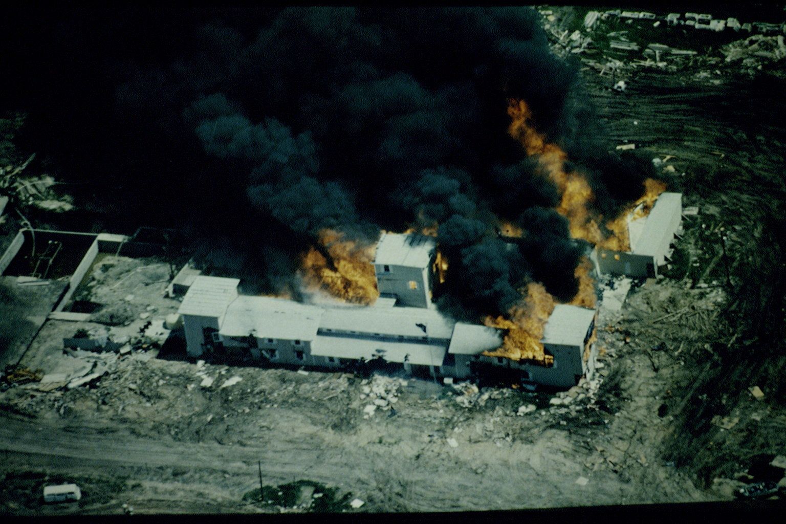 Propriété baptisée "Mont Carmel" près de Waco dans le Texas en flammes le 19 avril 1993