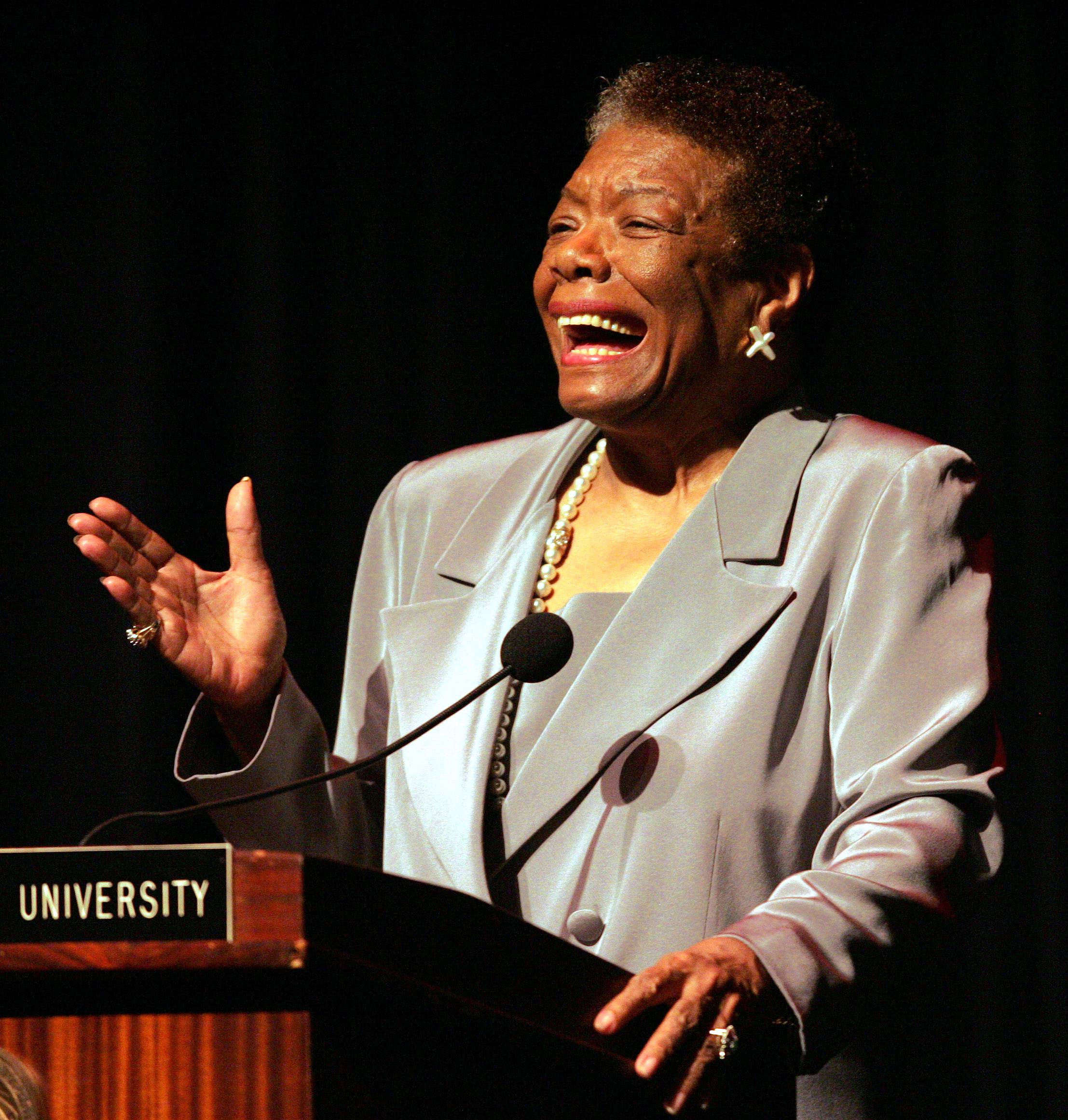 Boston (Massachusetts), le 21 juillet 2005 : Maya Angelou, invitée de la Northeastern University, s'adresse aux étudiants dans le Blackman Auditorium