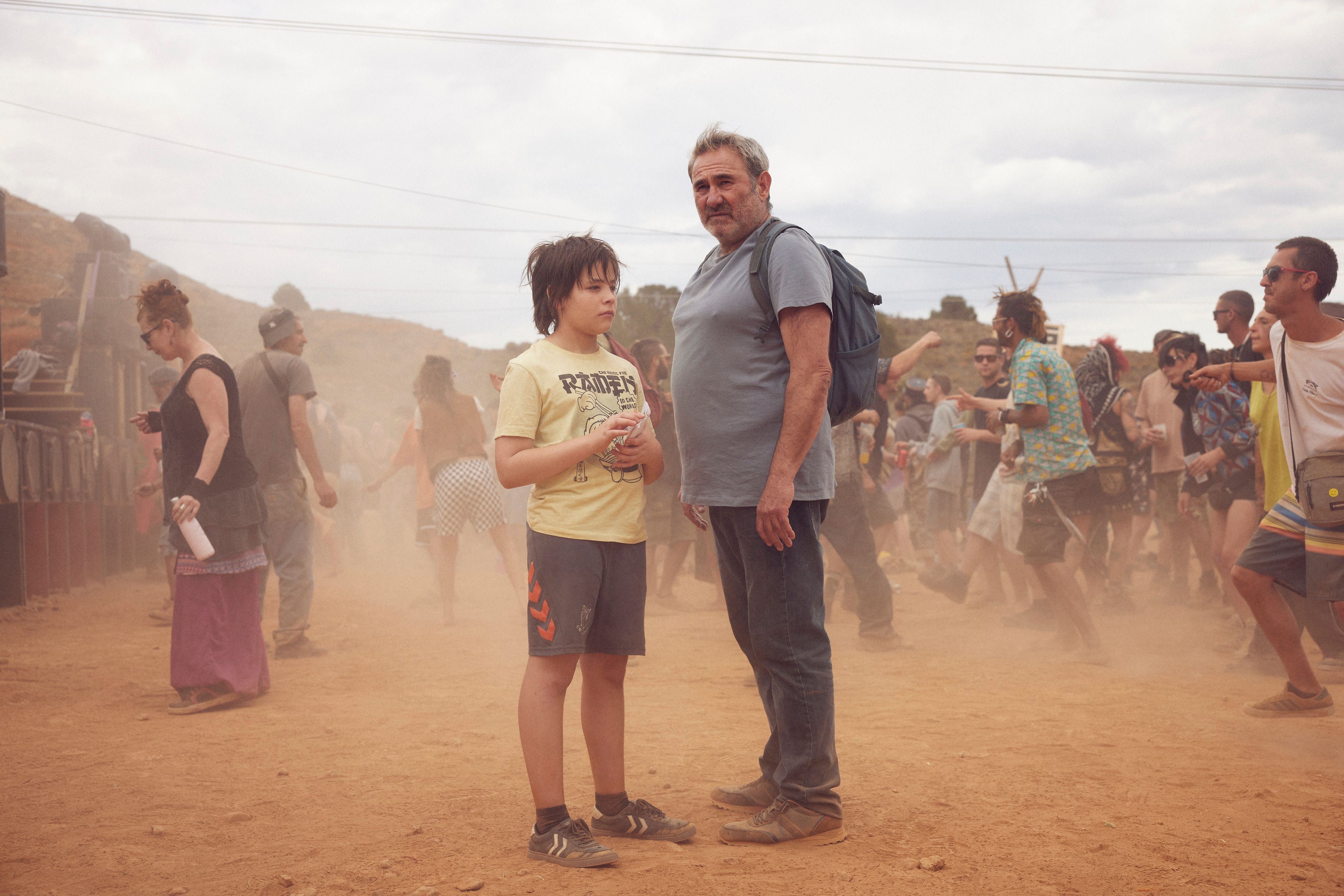 Estéban (Bruno Núñez) et Luis (Sergi López), fils et père à la recherche de leur sœur et fille dans le désert marocain dans "Sirât" d'Oliver Laxe