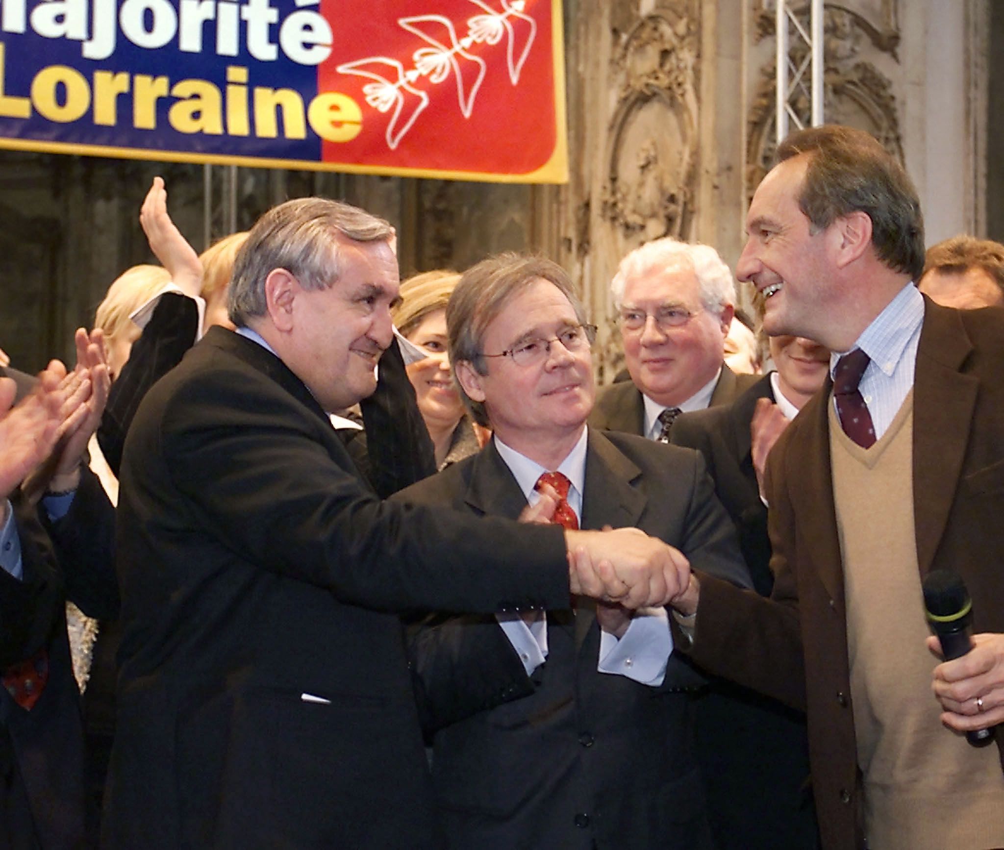 Lors d'un meeting, le 28/02/2004, à Pont-à-Mousson , Jean-Marie Demange (C), tête de la liste UMP en Moselle entouré par  le 1er ministre Jean-Pierre Raffarin (G) et  Gérard Longuet (D), président sortant du Conseil régional de Lorraine et tête de liste UMP pour les élections régionales de mars 2004
