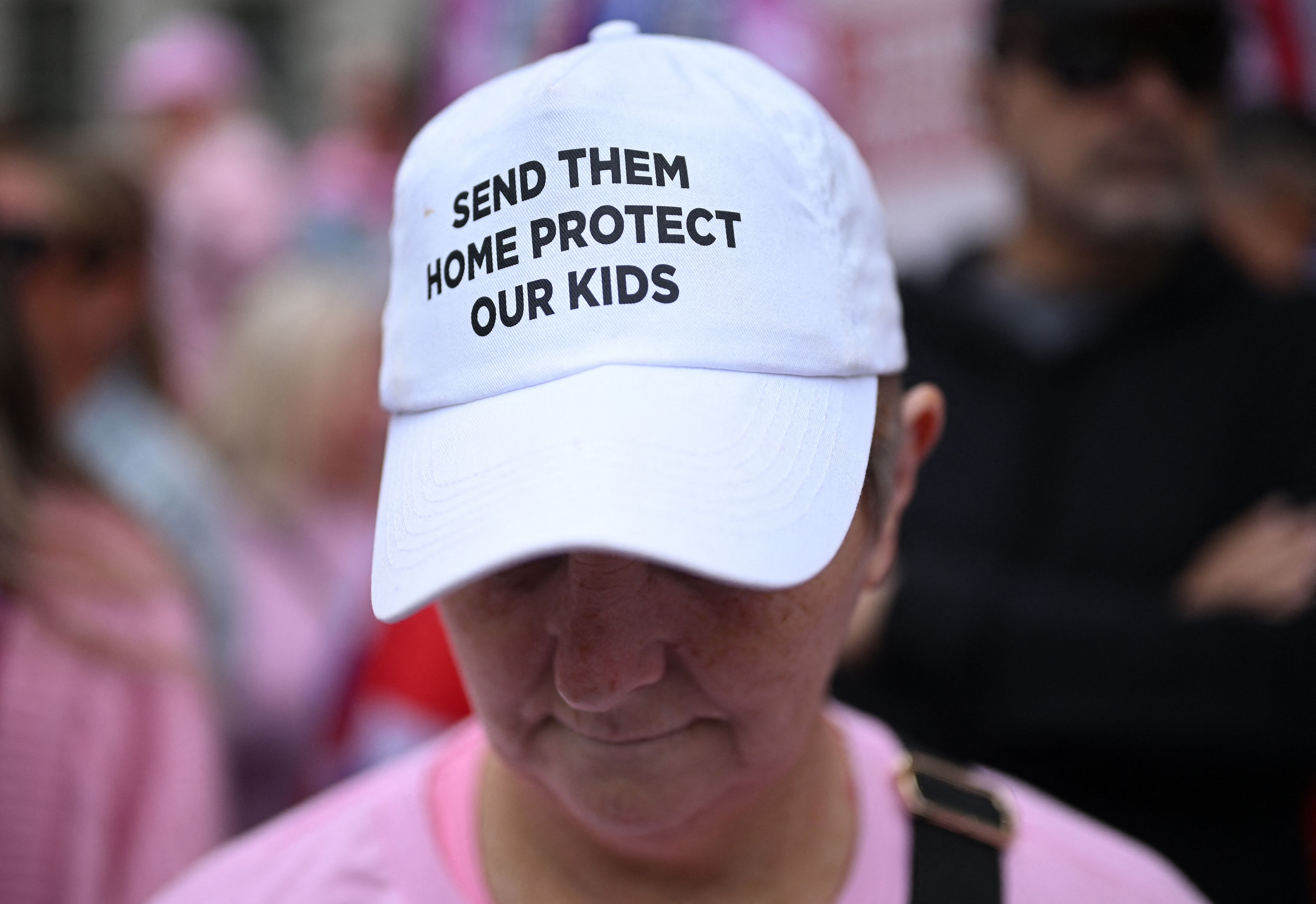 Une manifestante pendant une manifestation anti-immigration organisée par « The Pink Ladies »  à Londres, le 1er octobre 2025.