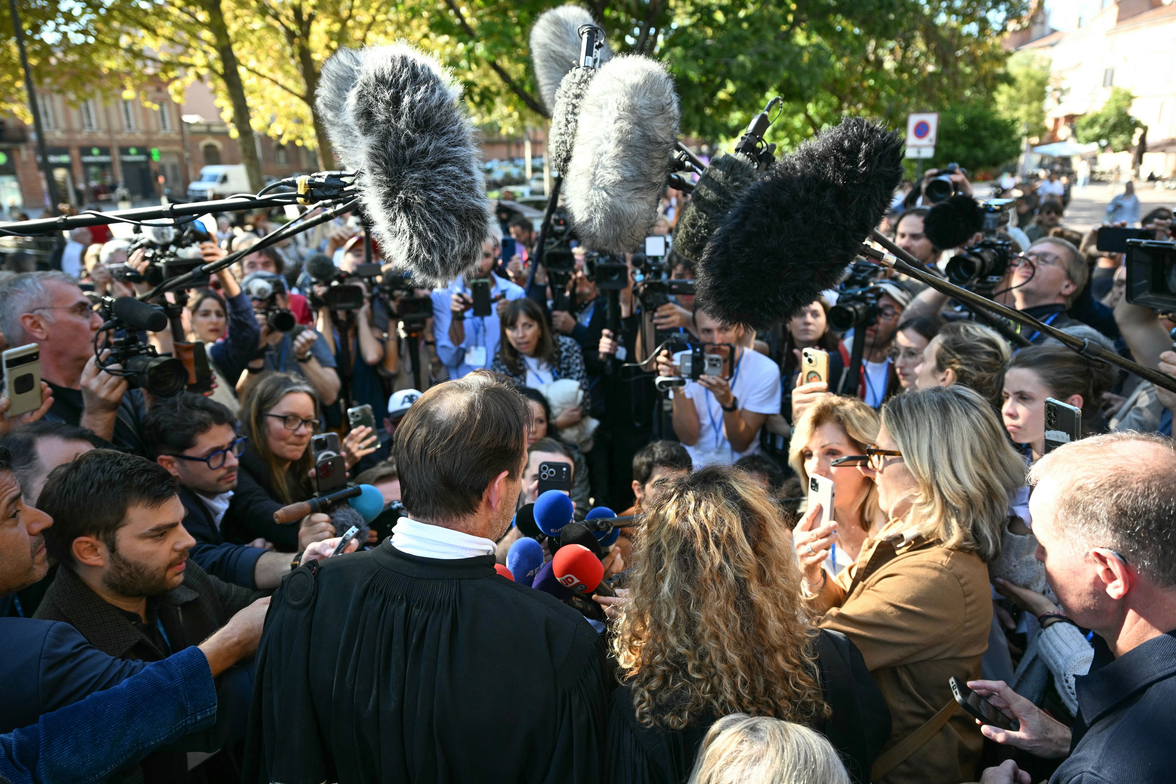 Alexandre Martin (à gauche) et Emmanuelle Franck, les avocats de Cédric Jubillar, à la sortie du tribunal d'Albi, vendredi 17 octobre 2025.