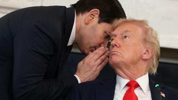 Le secrétaire d'Etat Marco Rubio informant Donald Trump d'un accord en vue au Proche-Orient, lors d'une réunion à Washington le 8 octobre 2025