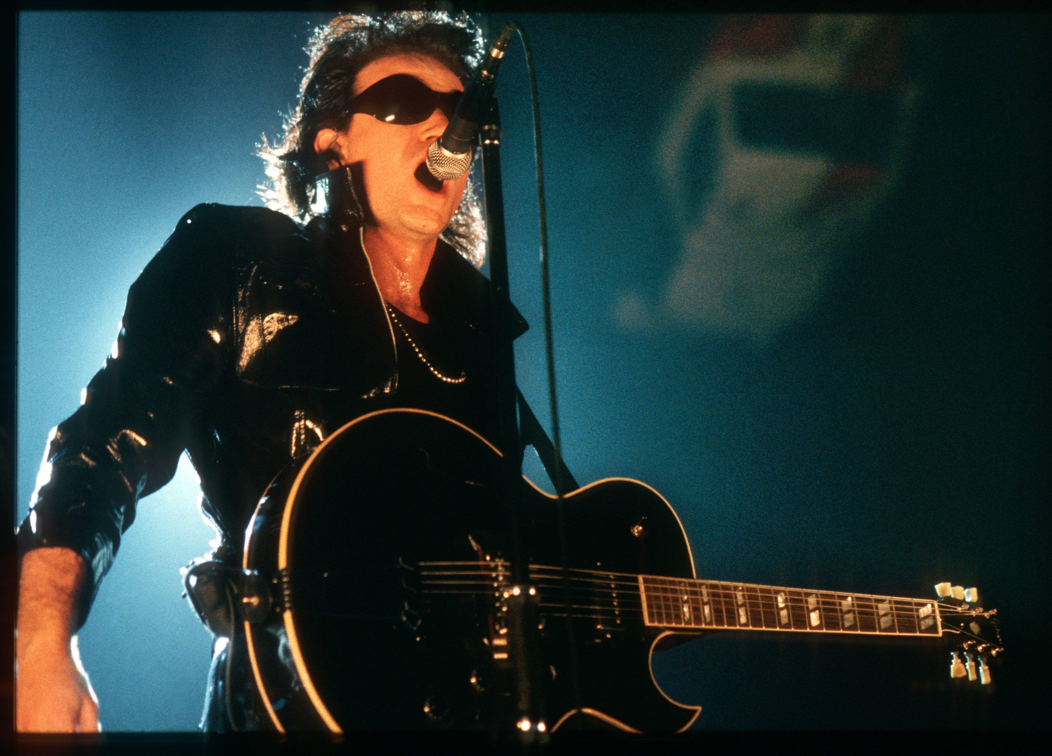 Bono et U2 lors du Zoo TV Tour en juin 1992