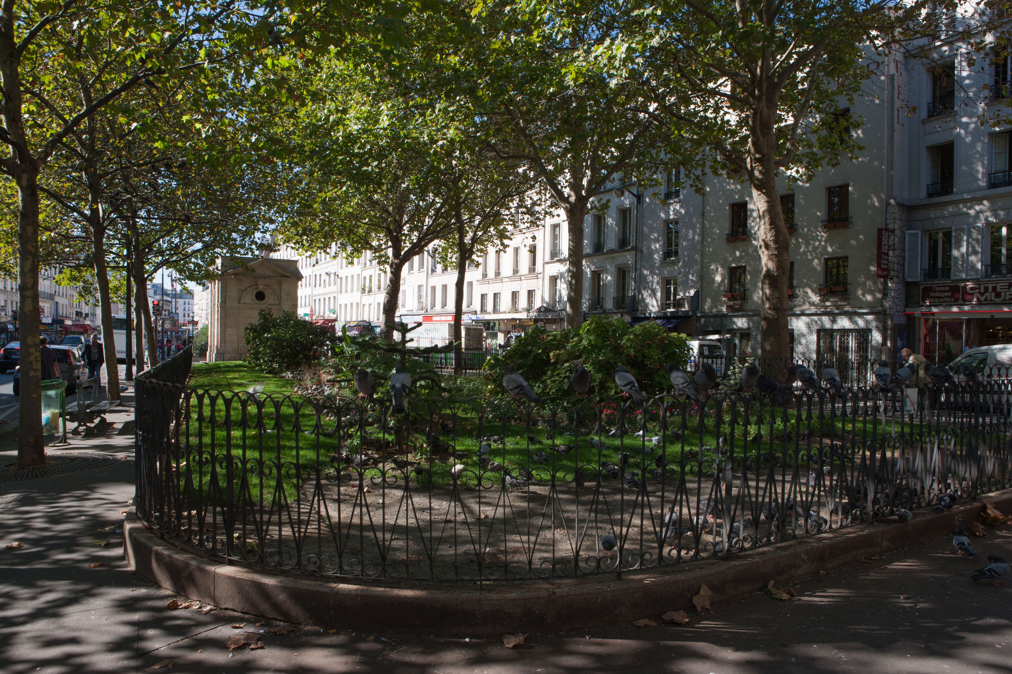 Rue du Faubourg Saint Antoine avec la fontaine de Montreuil, 11ème arrondissement Paris